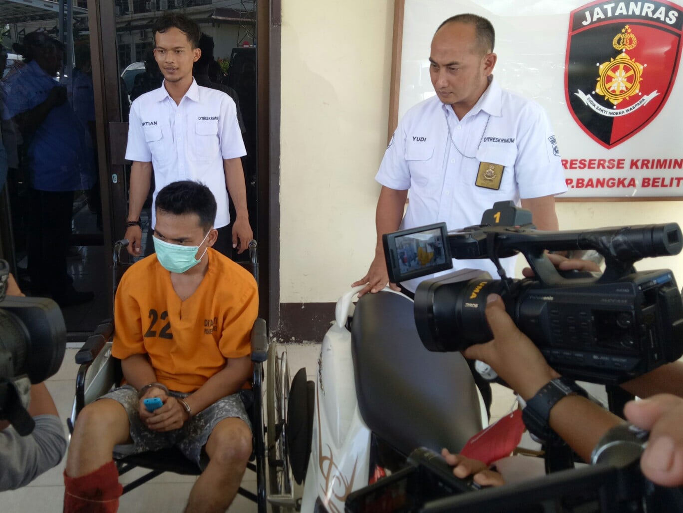  Reval Andrean (duduk di kursi roda) buronan Kejati Babel berhasil ditangkap polisi di rumahnya, saat ia pulang kampung.