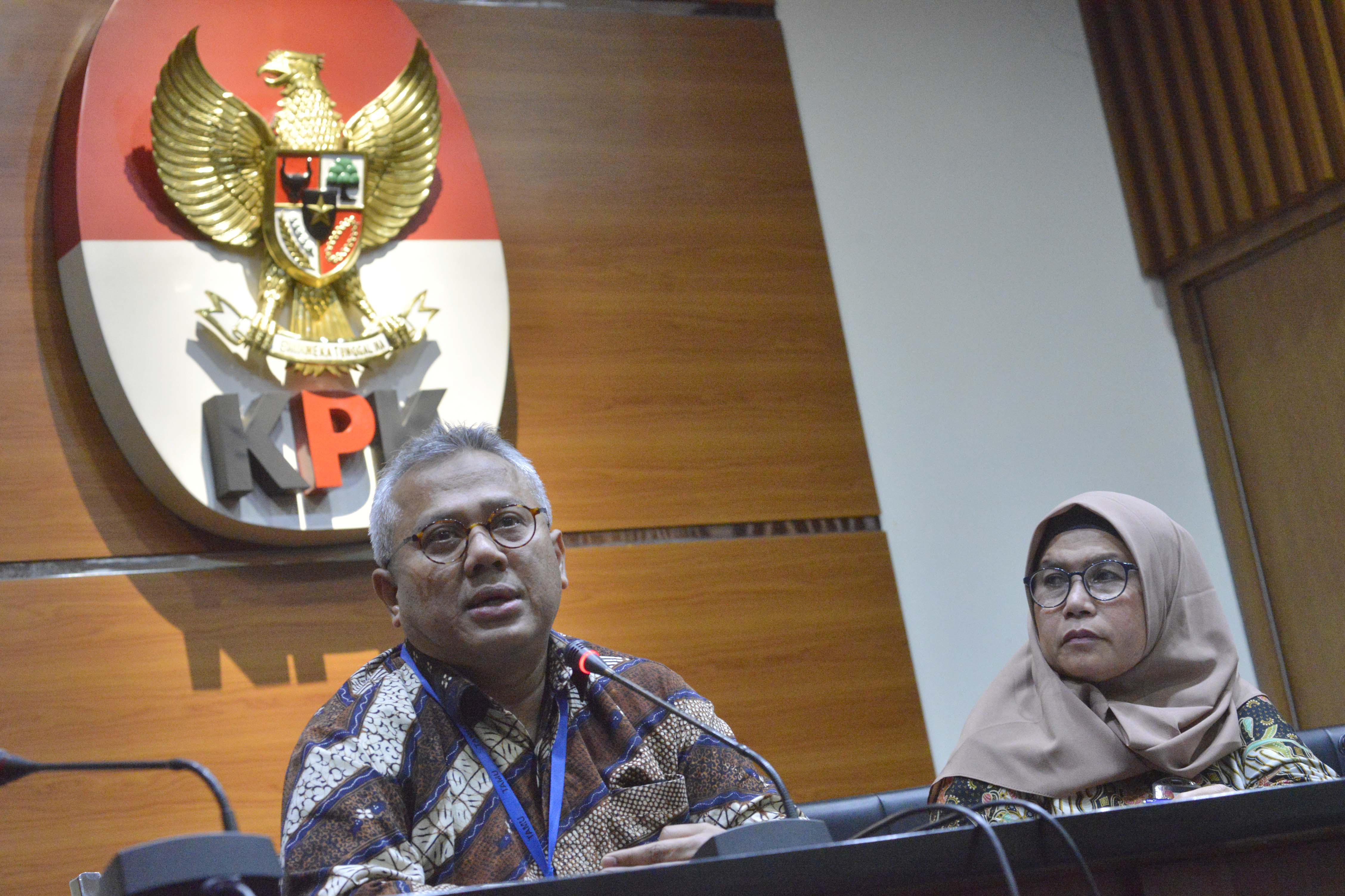 Ketua KPU Arief Budiman (kiri) memberikan keterangan pers di KPU