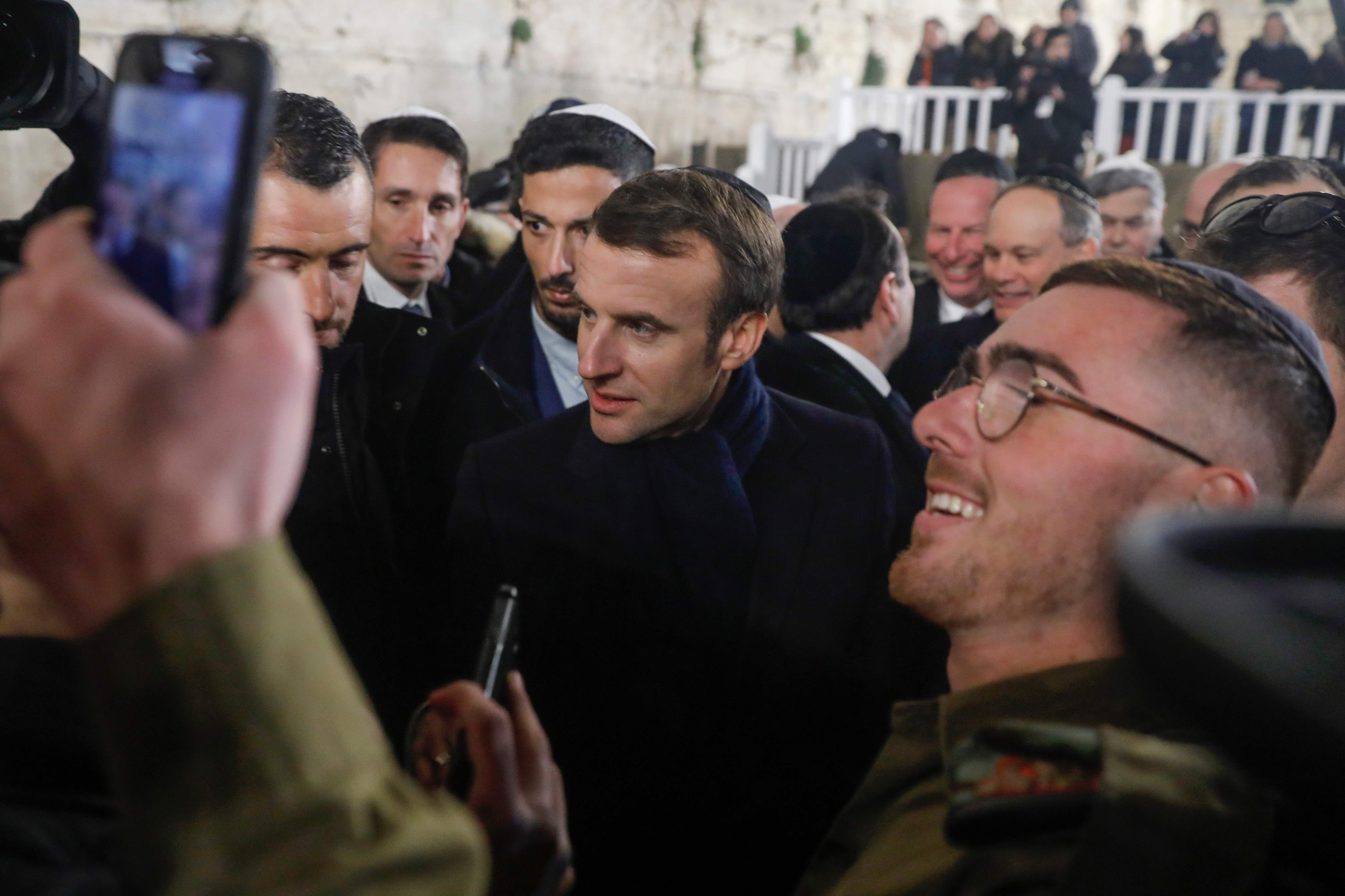 Presiden Prancis Emmanuel Macron (tengah)