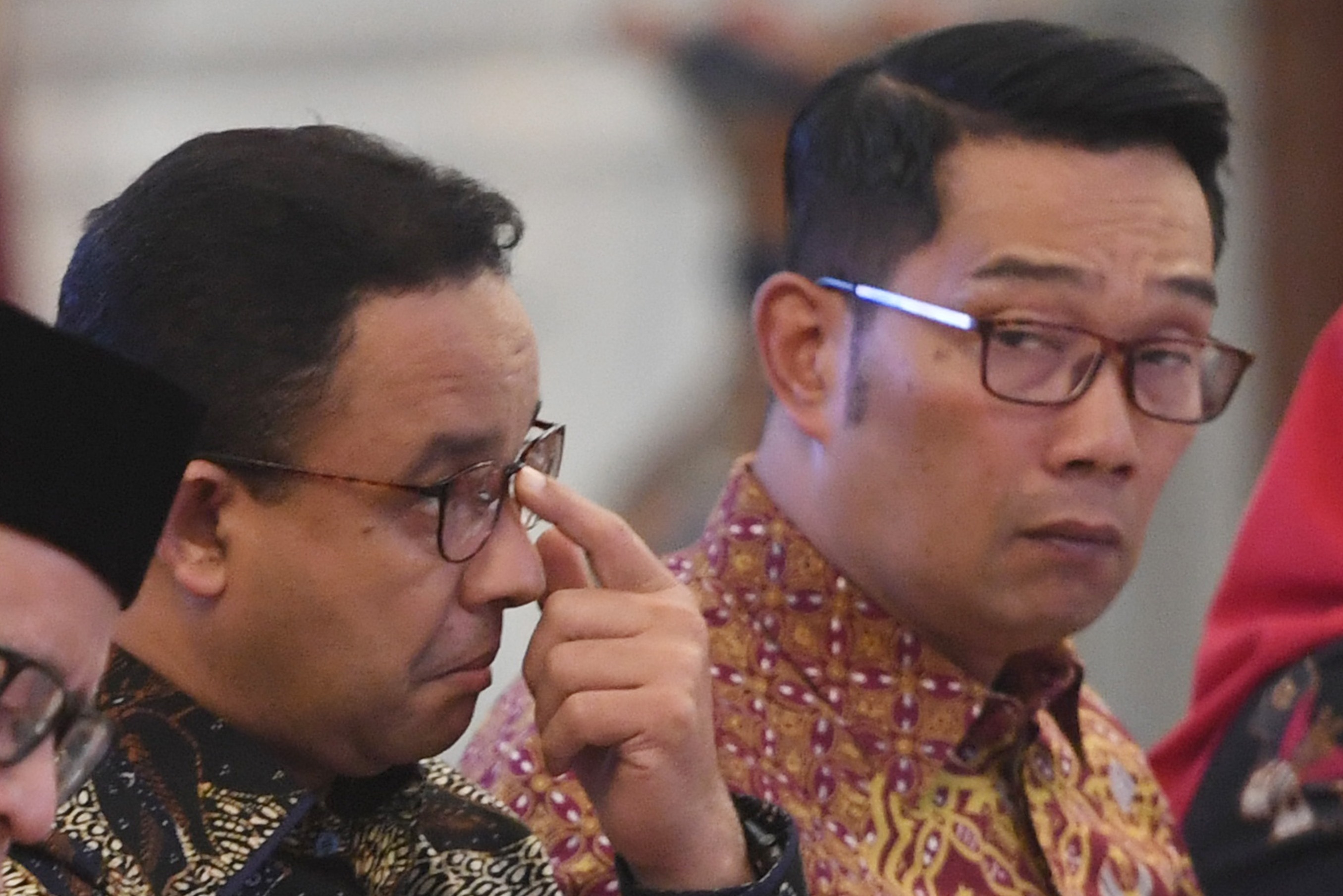 Gubernur DKI Jakarta Anies Baswedan (tengah) dan Gubernur Jawa Barat Ridwan Kamil (kanan) saat di Istana Merdeka, Jakarta, Rabu (8/1/2020).