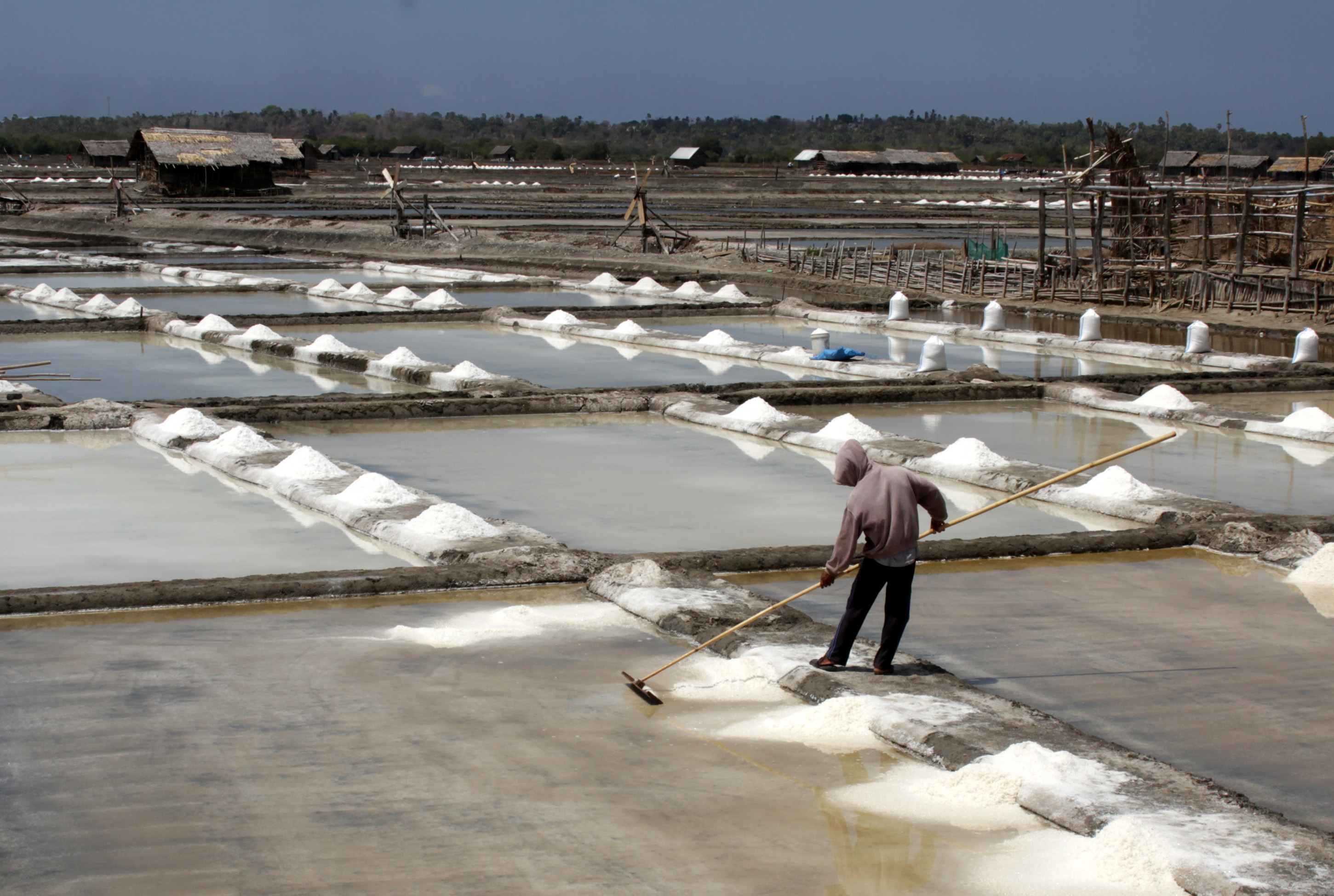 Petani memanen garam di Kelurahan Pallengu, Bangkala, Jeneponto, Sulawesi Selatan. 