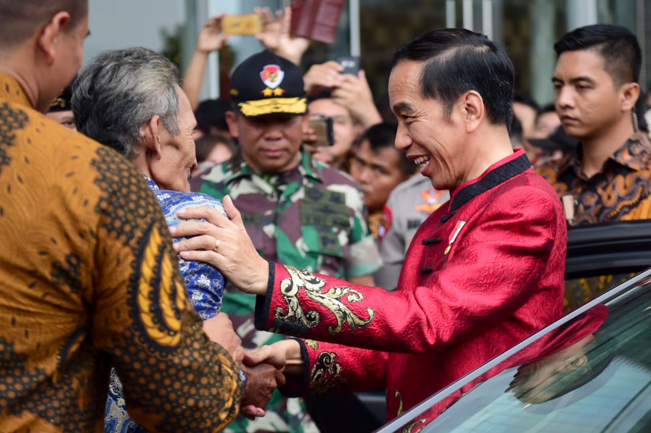 Presiden Joko Widodo (baju merah) menghadiri perayaan imlek nasional 2020 di ICE BSD