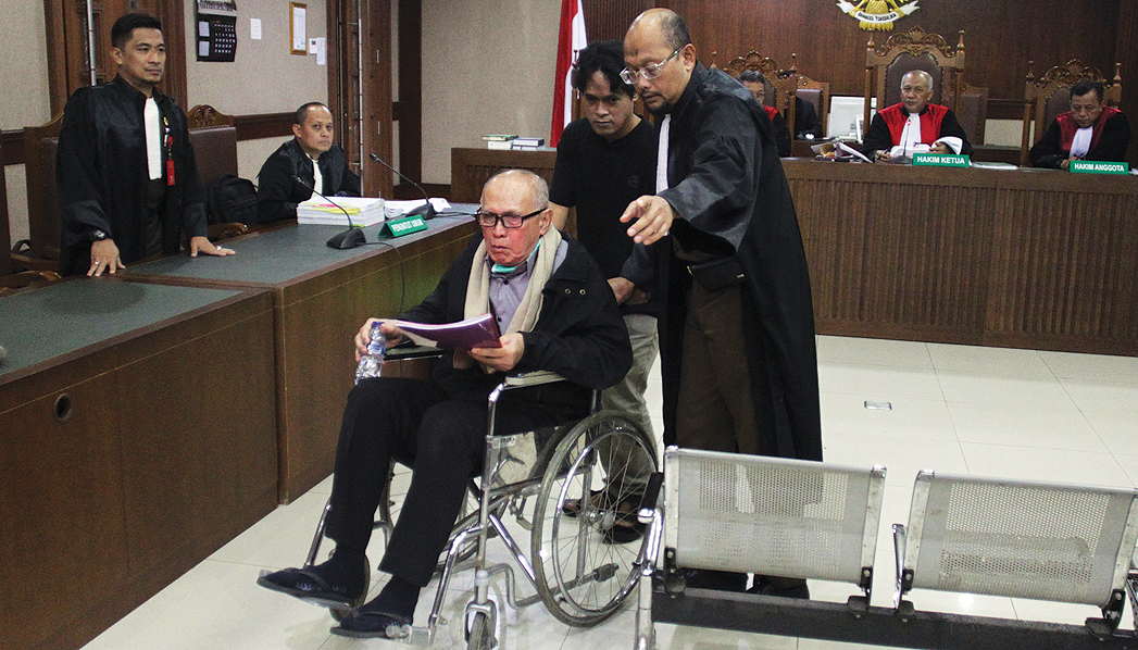 Terdakwa Kivlan Zen meninggalkan ruang sidang seusai memberikan kesaksian dalam sidang lanjutan kasus kepemilikan senjata api ilegal.