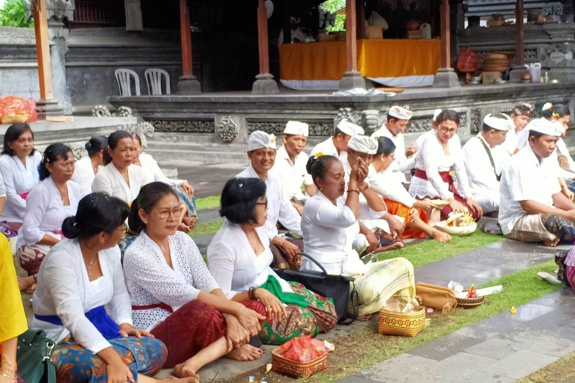 Kadis Pariwisata Bali, Putu Astawa beserta jajarannya dan asosiasi pariwisata berdoa bersama di Pura Candi Narmada, Denpasar, Jumat (31/1).