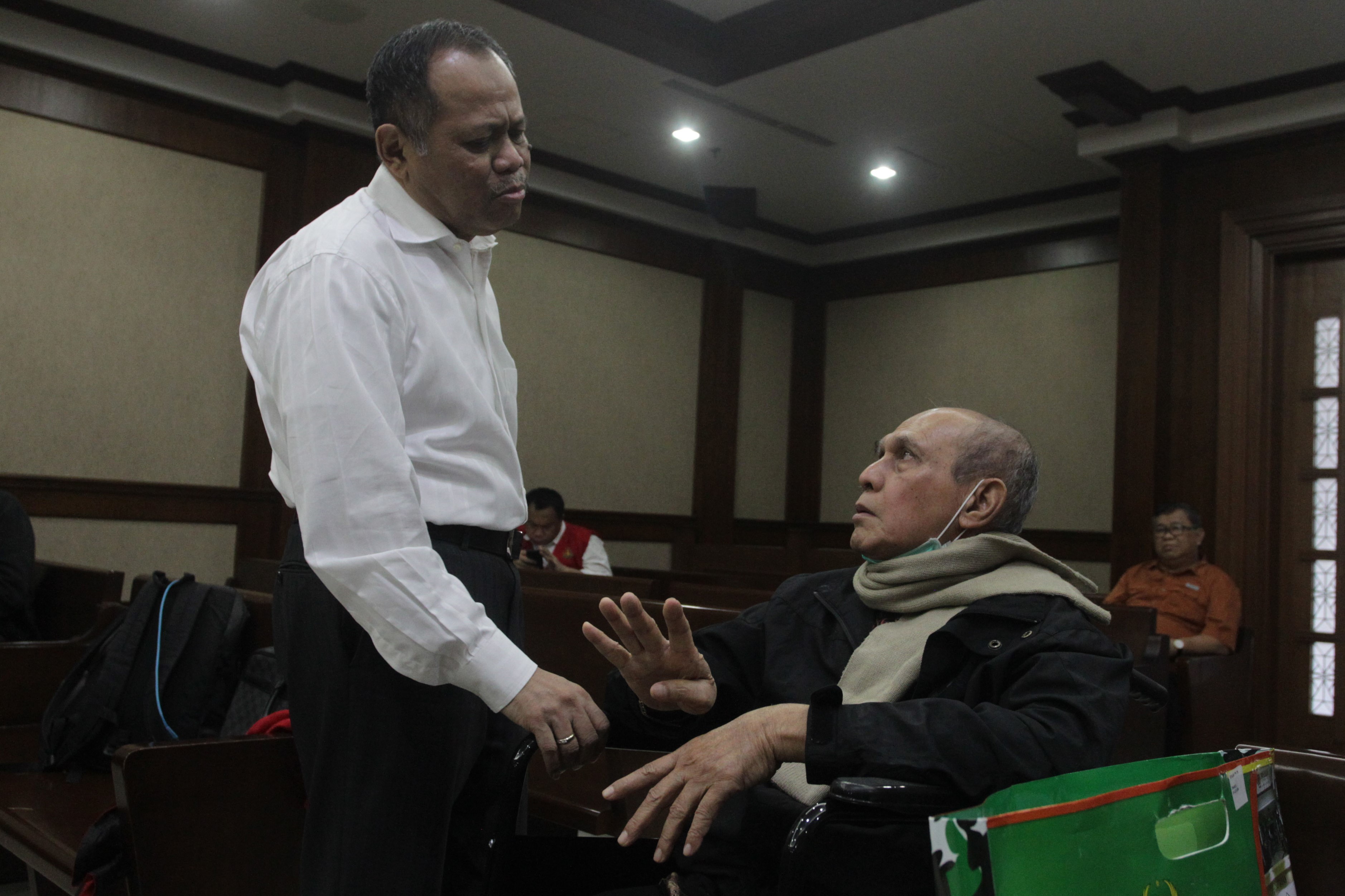 Terdakwa kasus kepemilikkan senjata ilegal dan peluru tajam Kivlan Zen (kanan) dan Habil Marati (kiri) di Pengadilan Negeri Jakarta Pusat, R