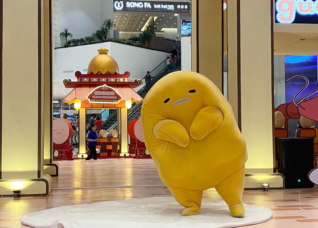 Gudetama, tokoh karakter kartun terkenal dari perusahaan Sanrio Jepang, turut menyemarakkan Perayaan Imlek di Jakarta. 