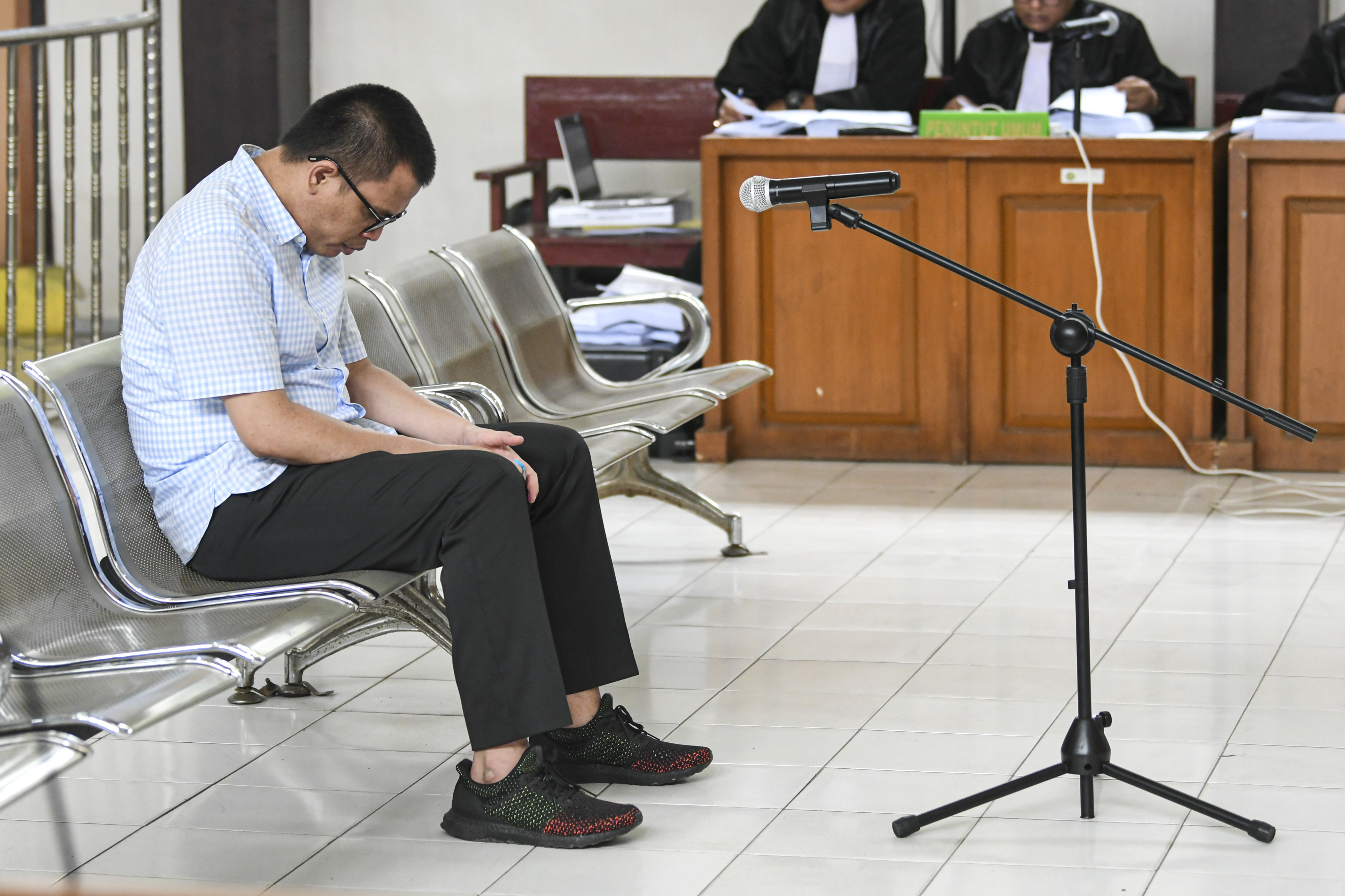 Terdakwa Robi Okta Pahlevi menjalani sidang tuntutan di Pengadilan Tipikor Palembang, Sumatera Selatan, Selasa (14/1)