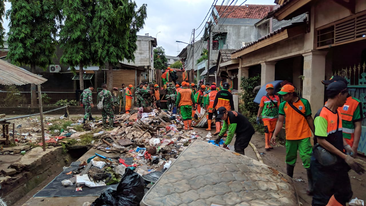 Anggota PPSU, TNI-Polri melakukan kerja bakti di RW 04 Cipinang Melayu, Jakarta Timur pada Sabtu (4/1)