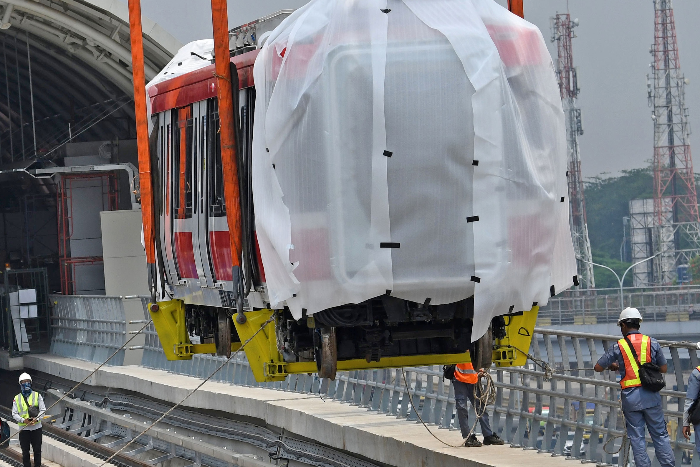 Petugas mengawasi pengangkatan gerbong kereta LRT di Stasiun Harjamukti, Cimanggis, Kota Depok, Jawa Barat, beberapa waktu lalu.