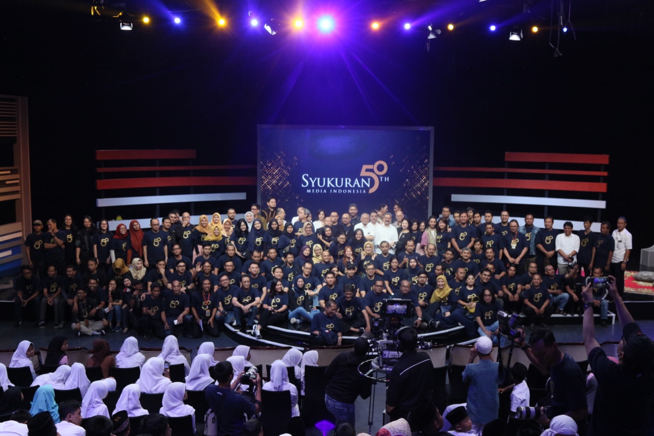 Direksi dan karyawan Media Indonesia berfoto bersama di syukuran 50 tahun Media Indonesia di Grand Studio Metro Tv, Minggu (19/1).
