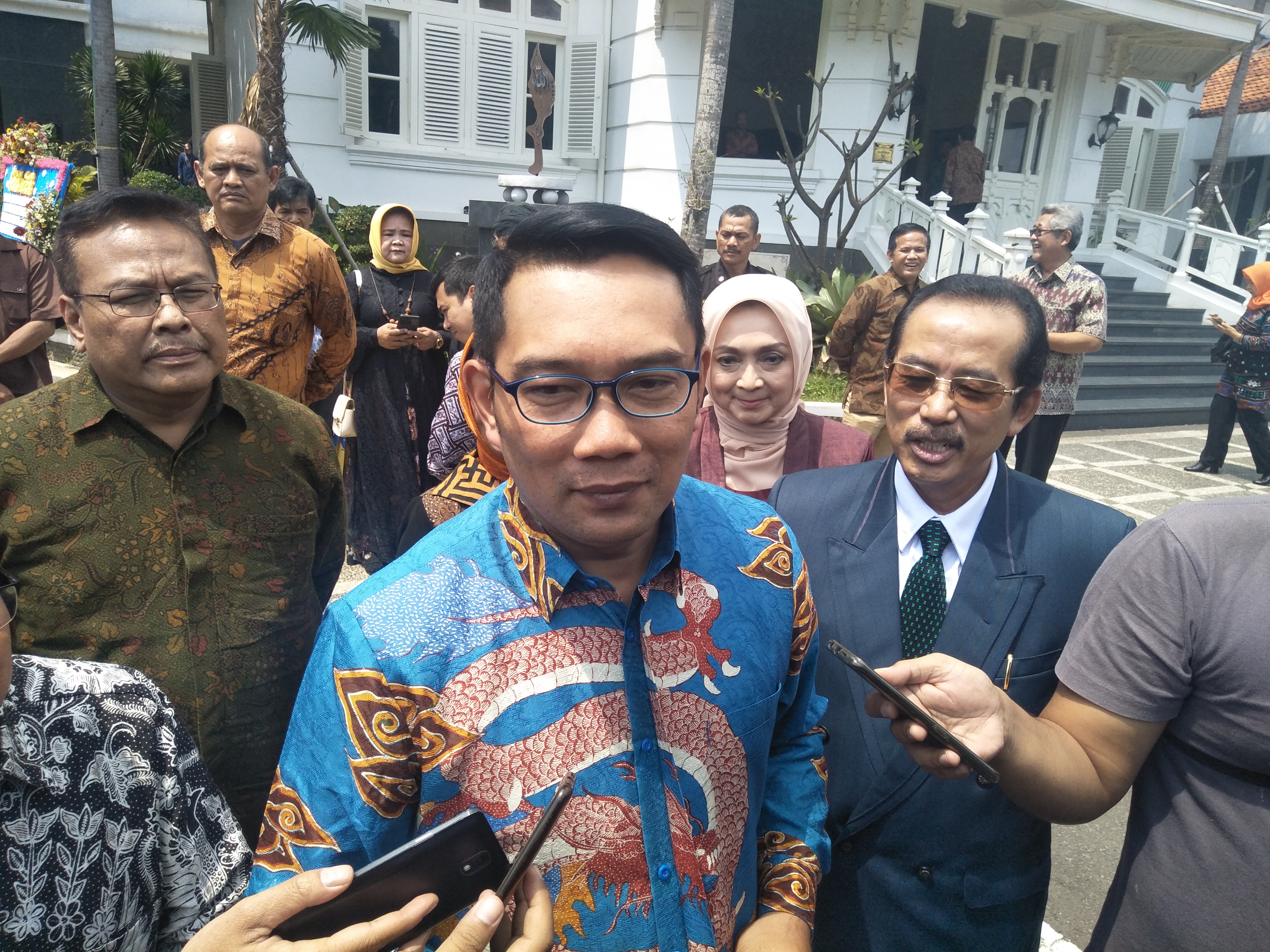 Gubernur Jawa Barat Ridwan Kamil (tengah)