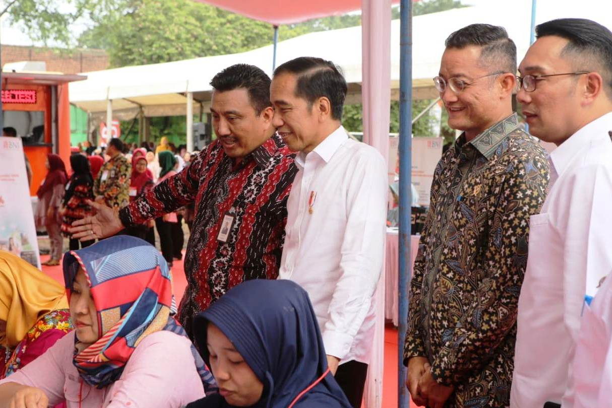 Mensos Juliari P Batubara (kedua dari kanan) turut mendampingi Presiden Joko Widodo di Cimahi, Jawa Barat.
