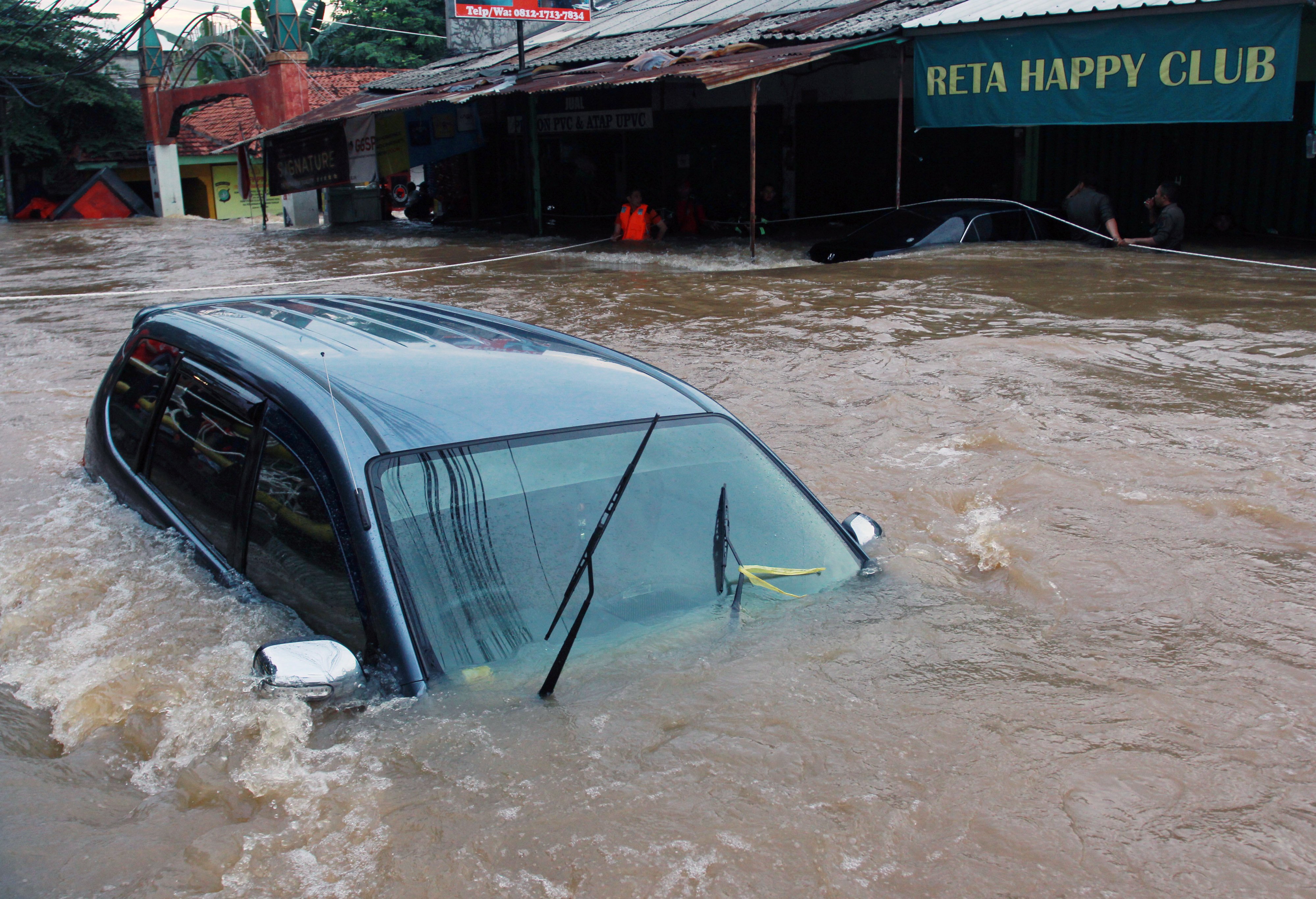 Mobil yang terdampak banjir