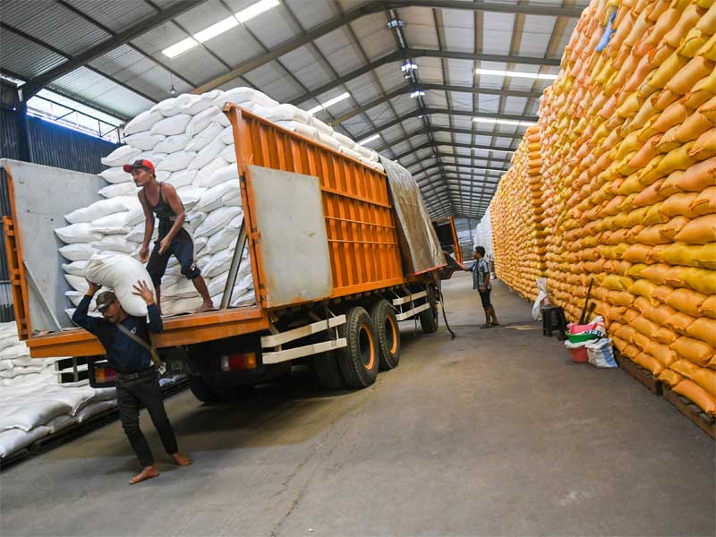 Pekerja mengangkut karung berisi beras di Gudang Perum Bulog Divre DKI Jakarta dan Banten, Kelapa Gading, Jakarta