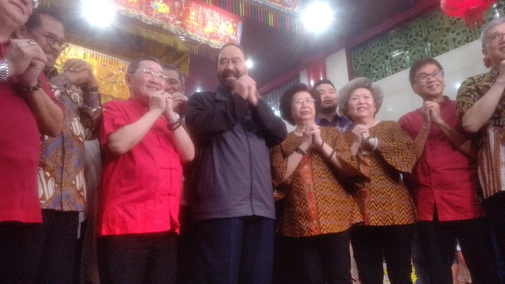 Ketua Umum Partai NasDem, Surya Paloh saat berkunjung di Klenteng Xian Ma, di Makassar, Sulawesi Selatan, Jumat 24 Januari 2020.