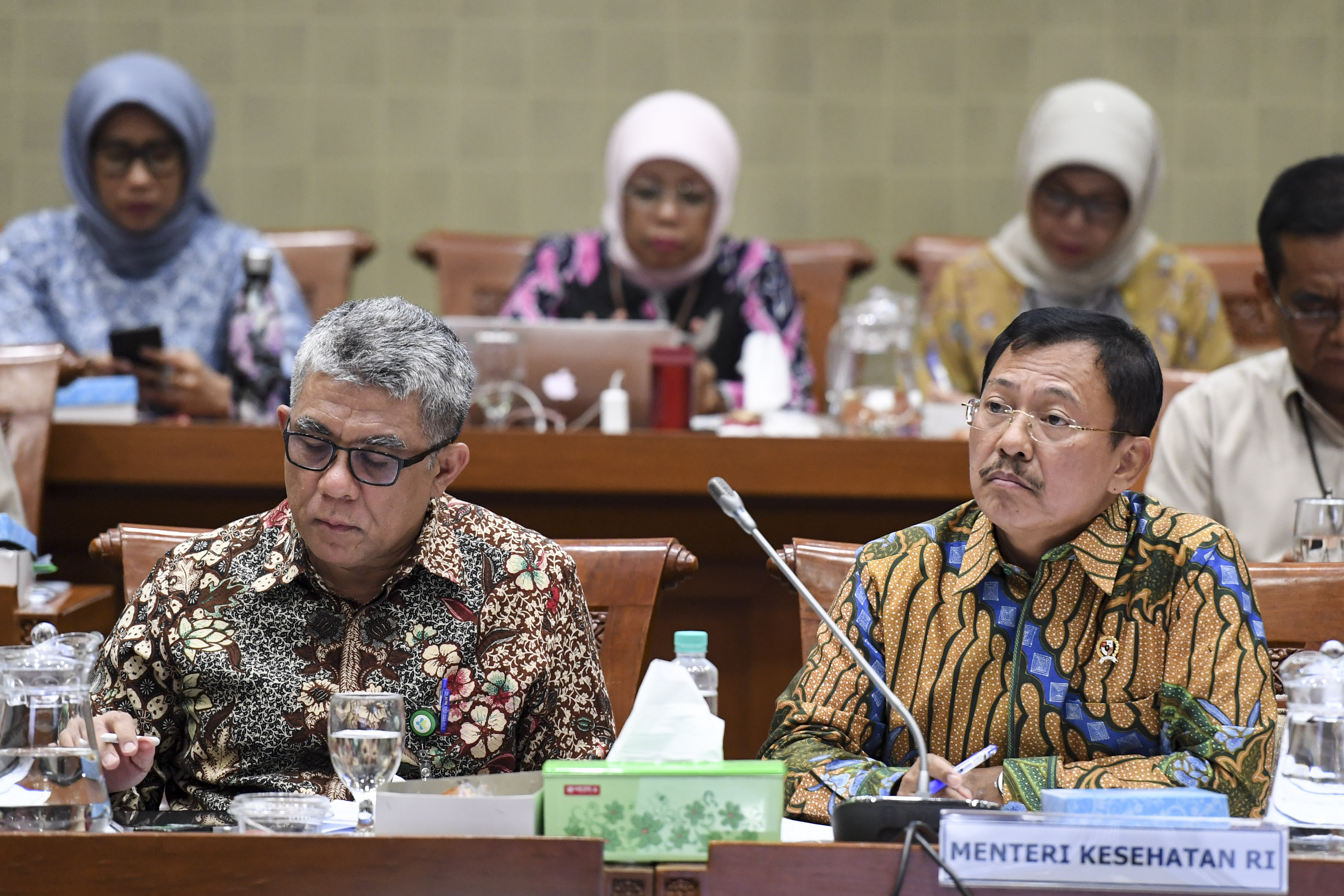 Menteri Kesehatan Terawan Agus Putranto (kanan) mengikuti rapat kerja dengan Komisi IX DPR di Kompleks Parlemen, Jakarta.