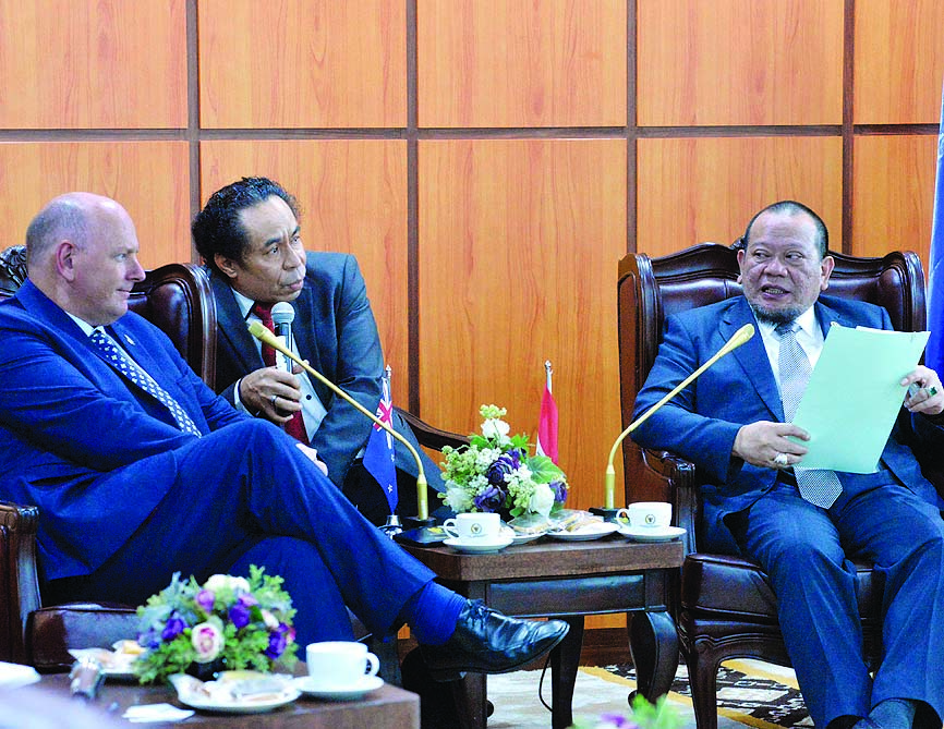 Ketua DPD La Nyalla Mahmud Matalitti (kanan) menerima Duta Besar Selandia Baru Jonathan Austin (kiri).