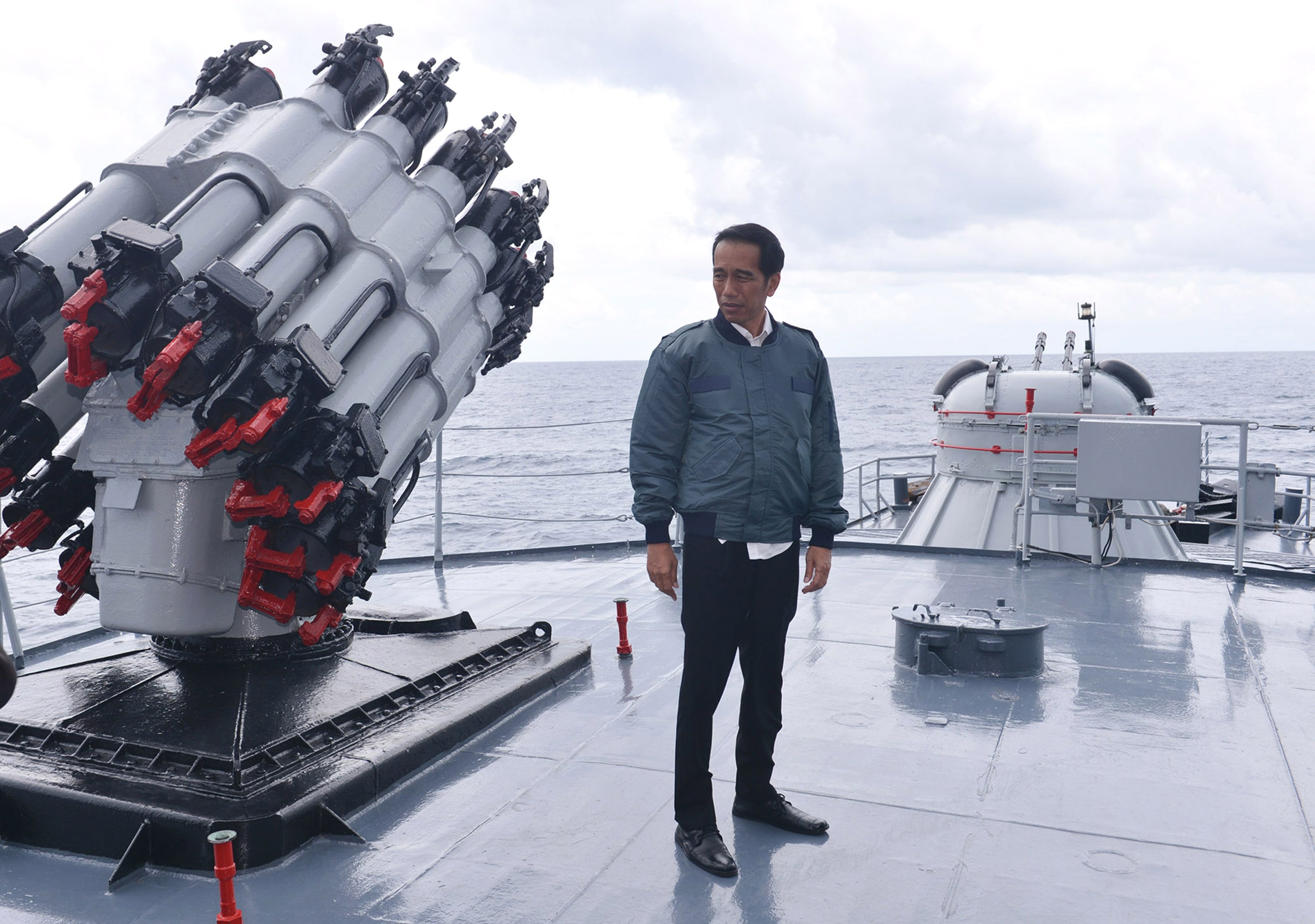 Presiden Joko Widodo di atas kapal yang berada di Laut Natuna