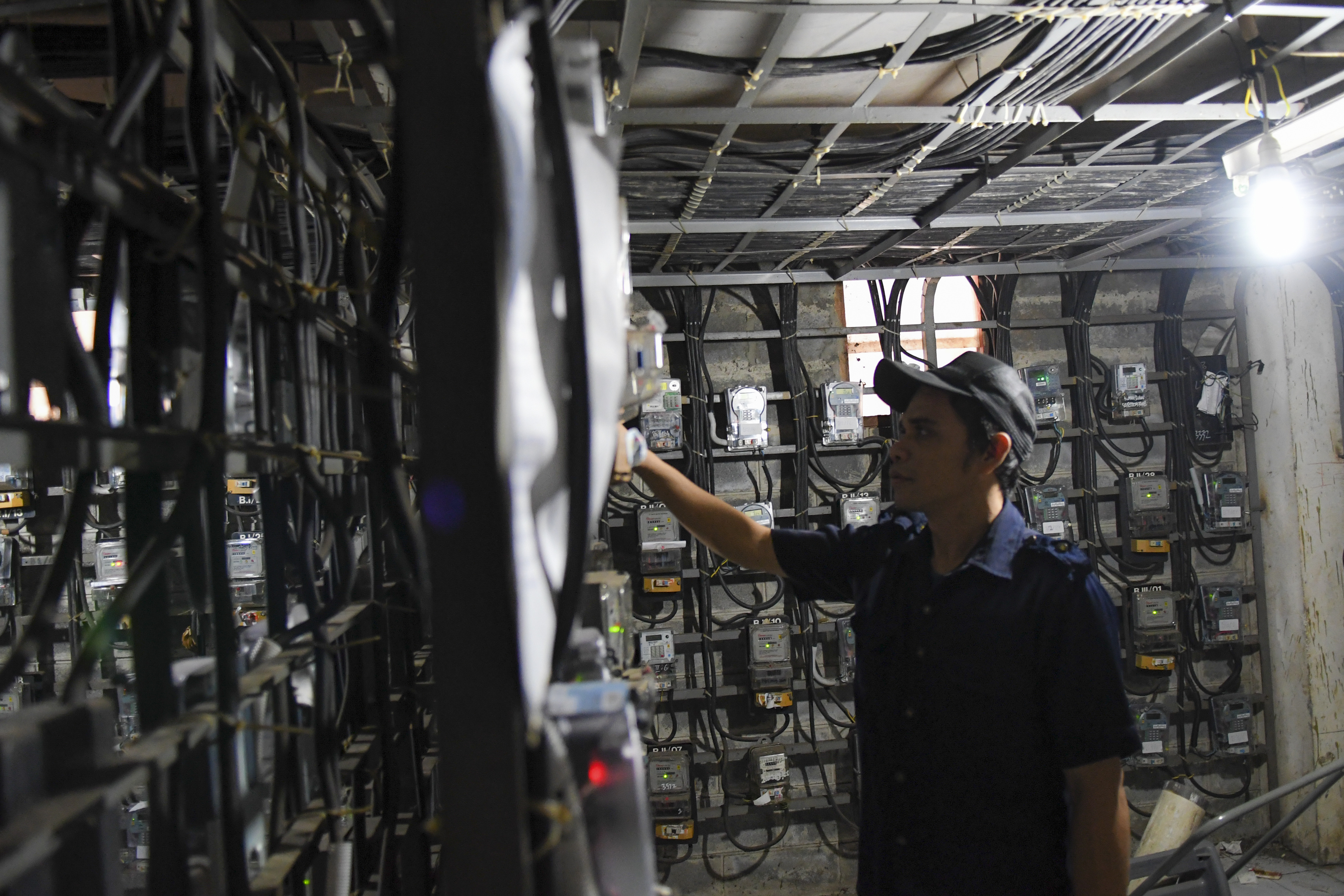 Warga memeriksa meteran listrik prabayar di Rumah Susun Benhil, Jakarta, Kamis (5/9/2019).