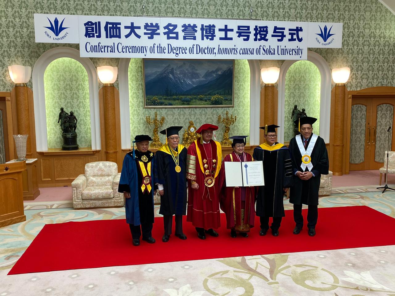 Megawati (tengah) saat menerima gelar doktor kehormatan dari Universitas Soka, Tokyo