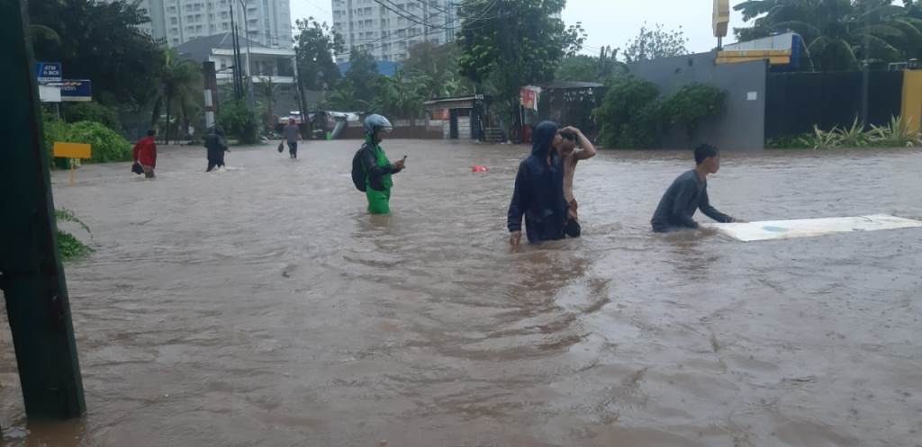 Banjir di Jalan Pilar Utama, Kedoya, Jakarta Barat. 