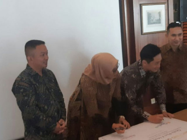 Penandatanganan perjanjian kerjasama antara aplikasi Qoala Plus dengan situs Mobil123.com  