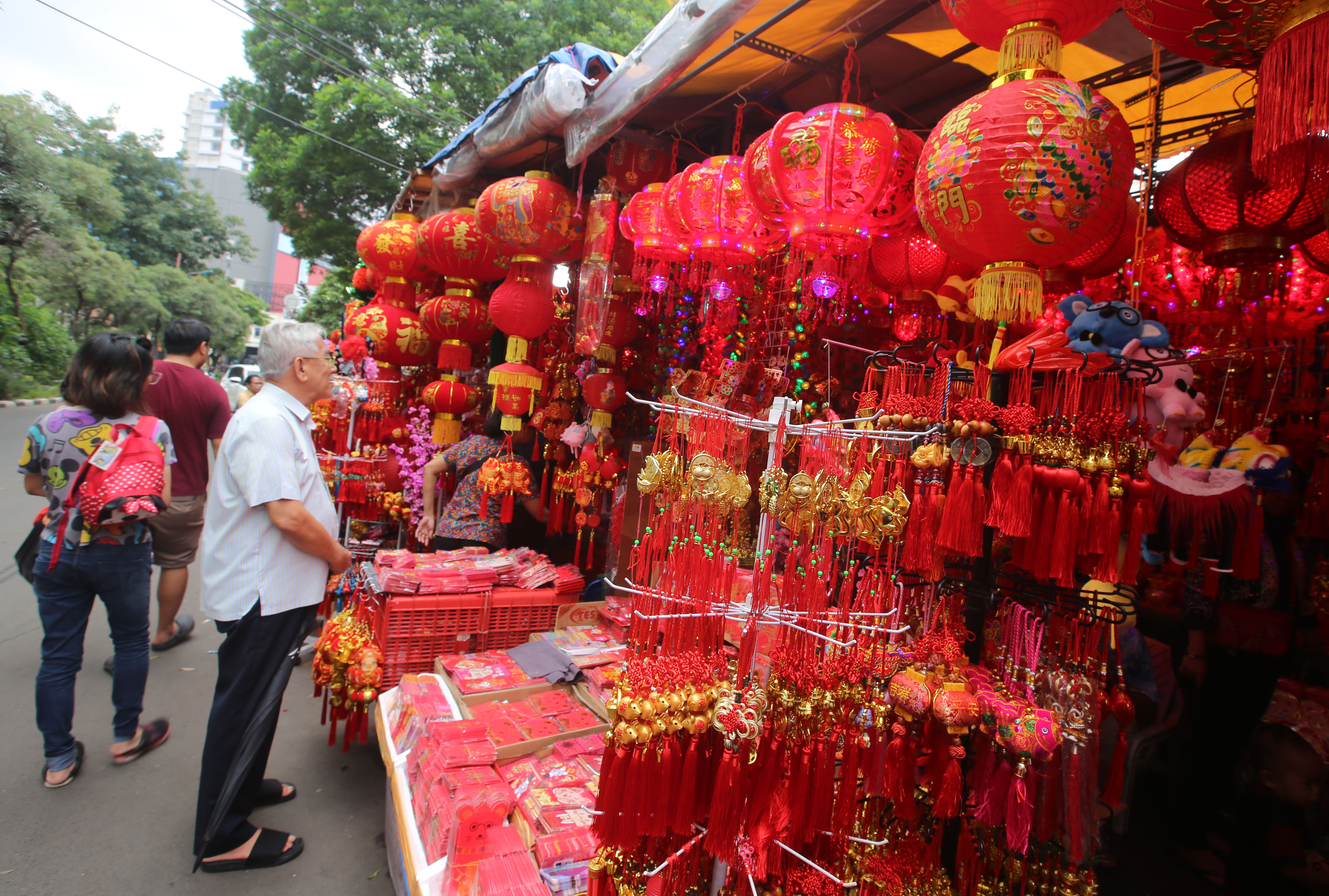 Pernak-pernik Imlek yang dijual di Pasar Petak Sembilan, Glodok, Jakarta Barat