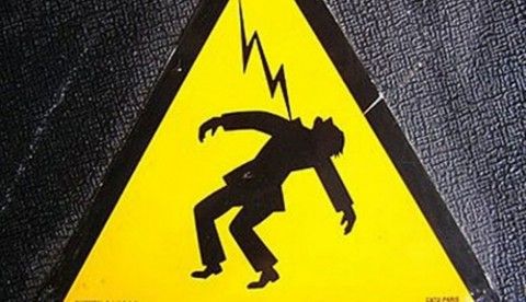 Ilustrasi tewas tersengat aliran listrik.