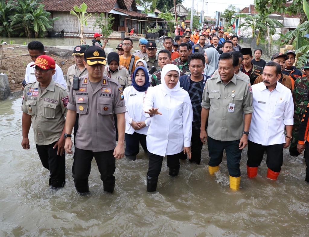  Gubernur Jatim Khofifah Indar Parawansa meninjau lokasi Jalan Raya Morowudi yang menghubungkan Cerme dengan Benjeng yang dilanda banjir.