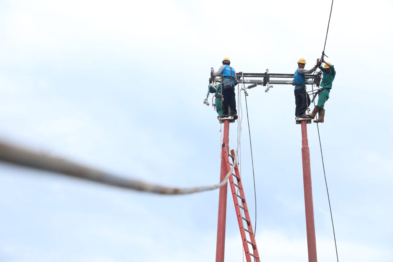 Petugas PLN membenahi kelistrikan di wilayah Lebak, Banten