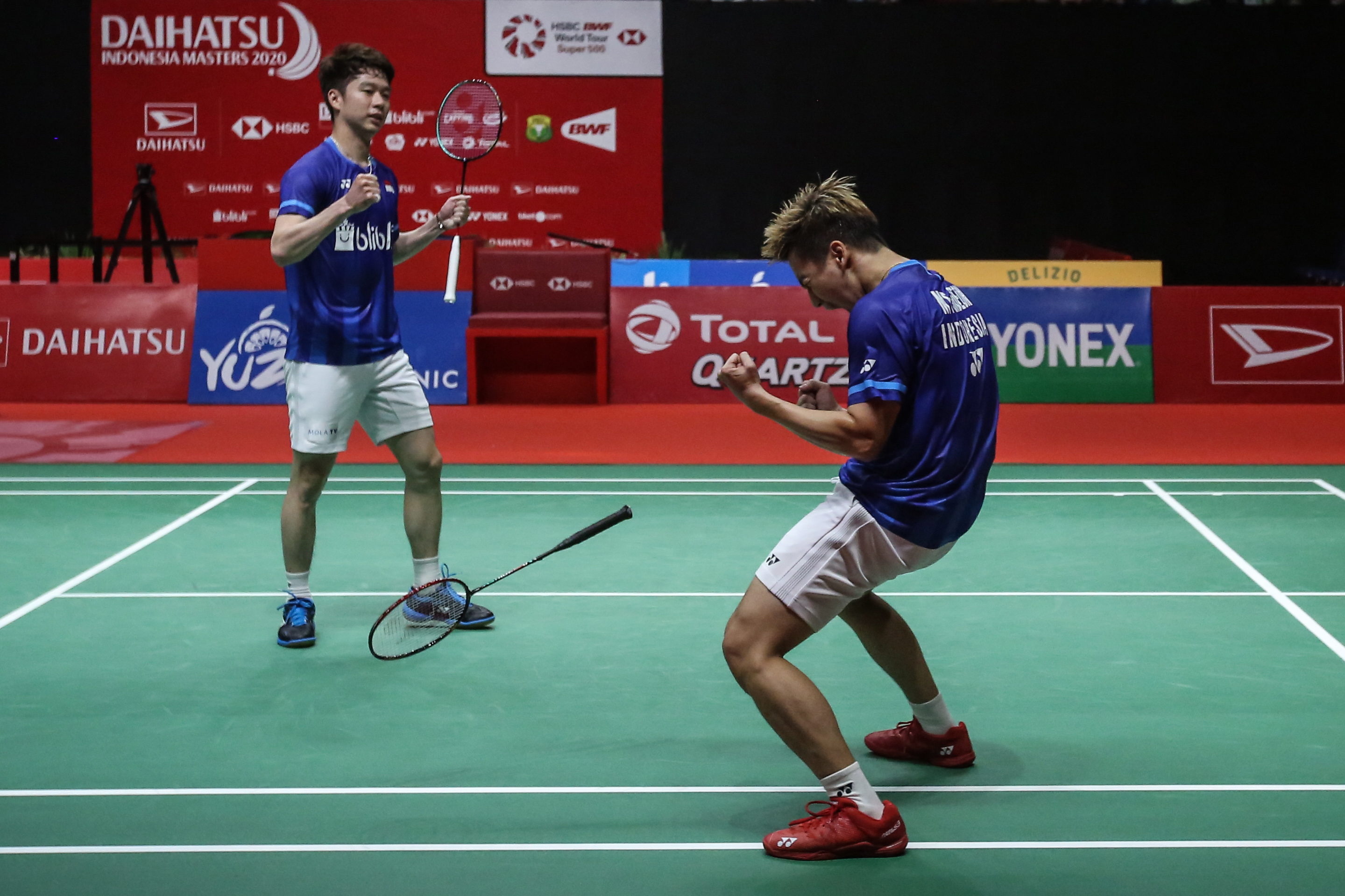 Pebulu tangkis ganda putra Indonesia Marcus Fernaldi Gideon/Kevin Sanjaya Sukamuljo melakukann selebrasi kemenangan 