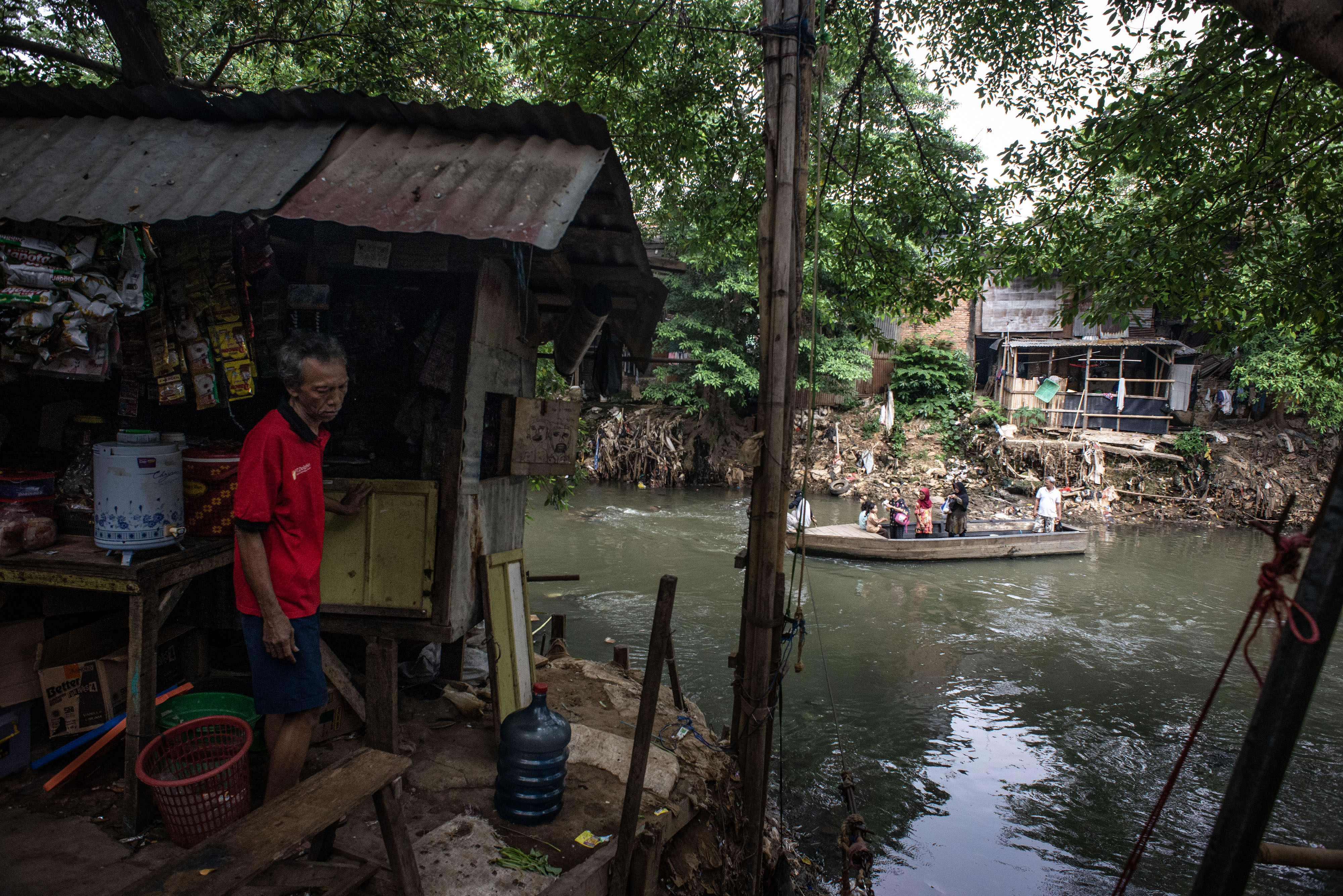 Warga beraktivitas di Bantaran Sungai Ciliwung, Kampung Tanah Rendah, Jakarta