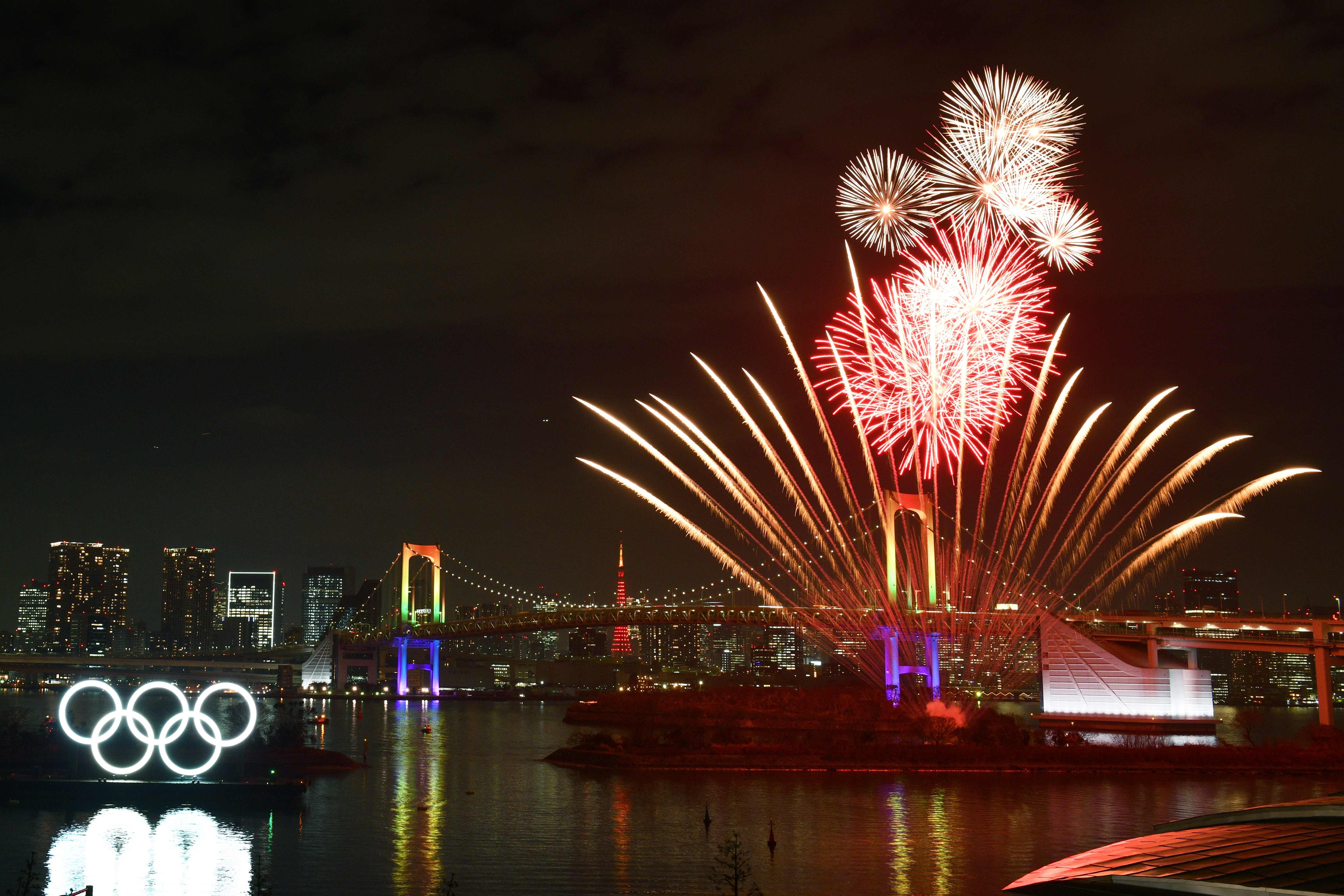Lingkaran logo olimpiade terpasang di dekat Odaiba Marine Park