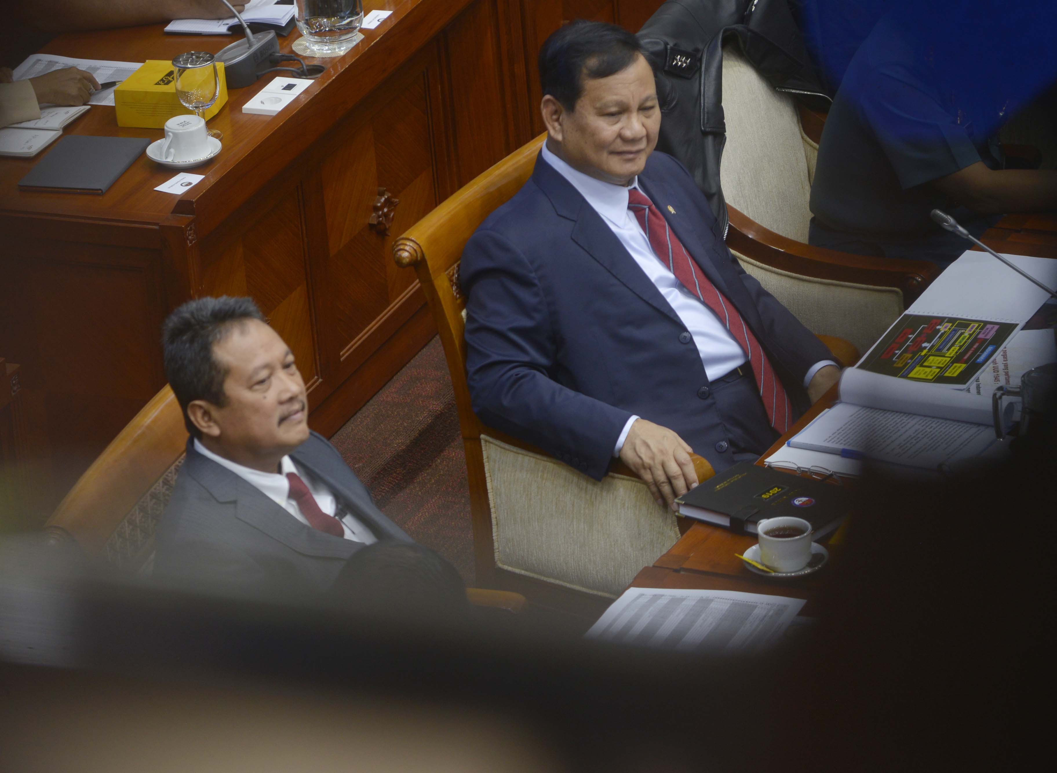 Wakil Menhan Sakti Wahyu Trenggono (kiri) mengikuti rapat kerja dengan Komisi I DPR RI di Gedung Nusantara, Jakarta.
