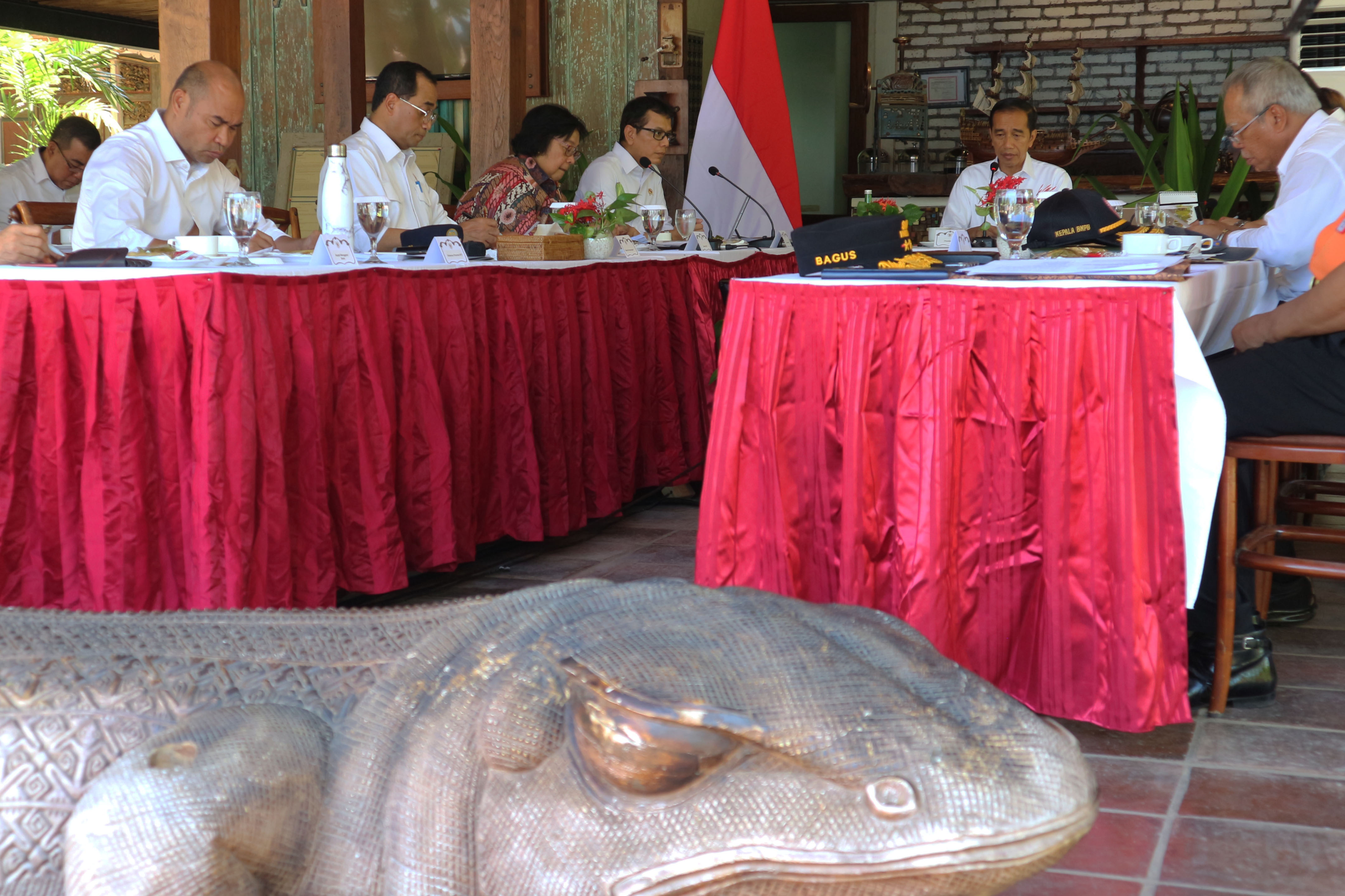  Presiden Joko Widodo (kedua kanan) memimpin rapat terbatas tentang pengembangan destinasi pariwisata Labuan Bajo di Manggarai Barat, NTT.