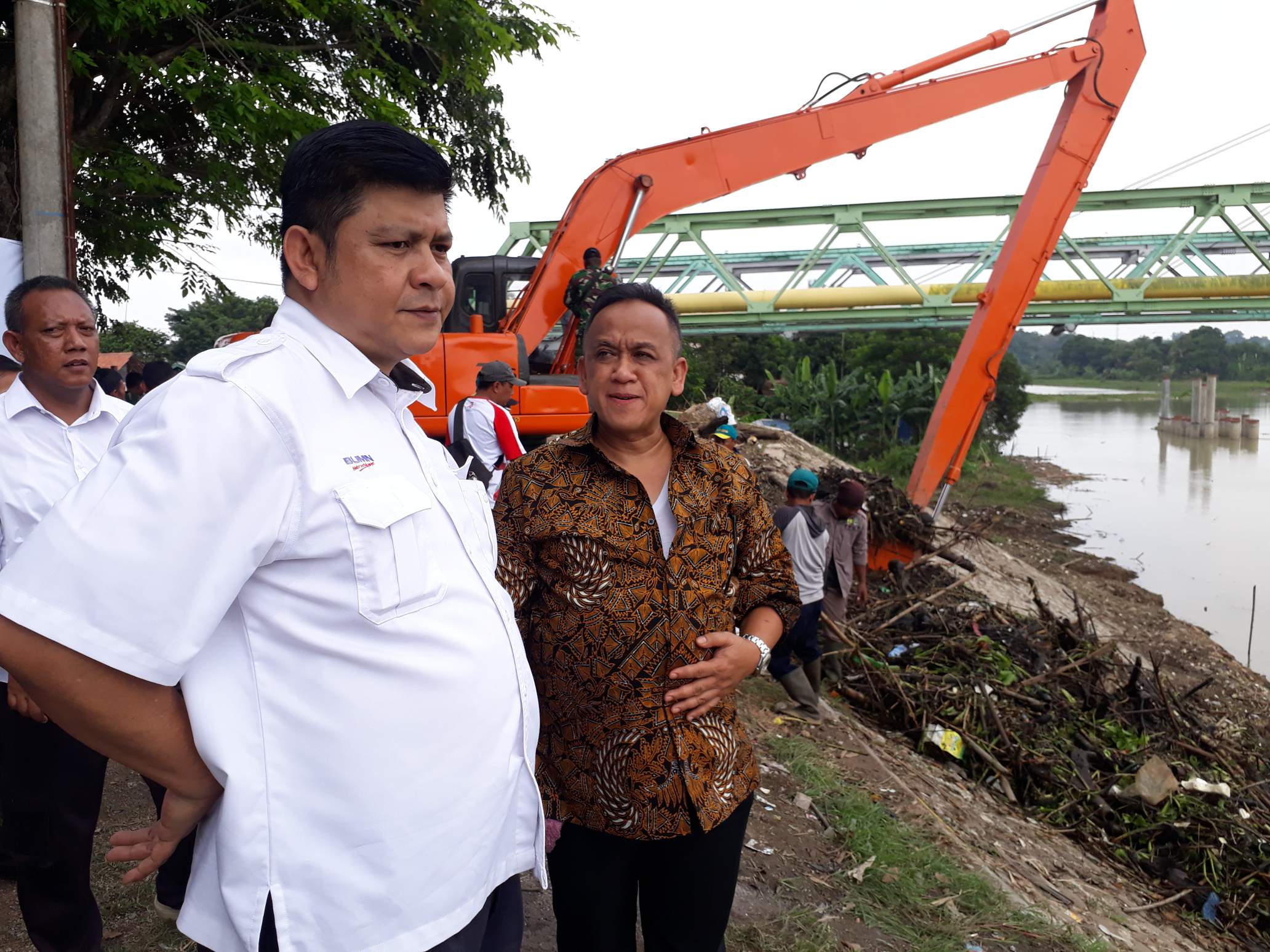 Direktur Utama PJT 2 U.Saepudin Noer (Kanan) bersama stafnya memantau pembersihan sampah dan eceng gondok di Bendung Walahar, Karawang.