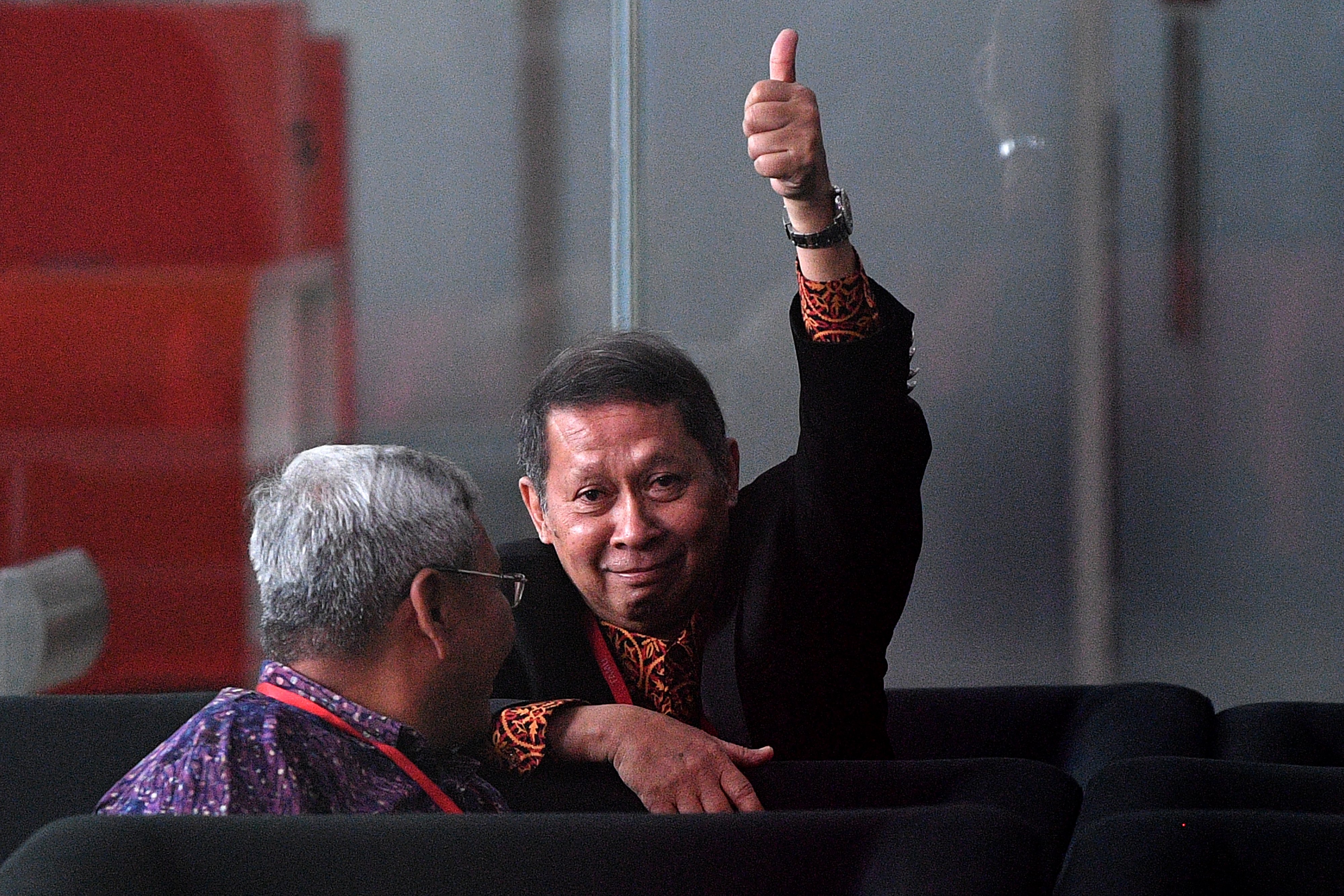 Mantan Dirut PT Pelabuhan Indonesia II (Persero) RJ Lino (kanan) menunggu untuk menjalani pemeriksaan di Kantor KPK, Kamis (23/1/2020).