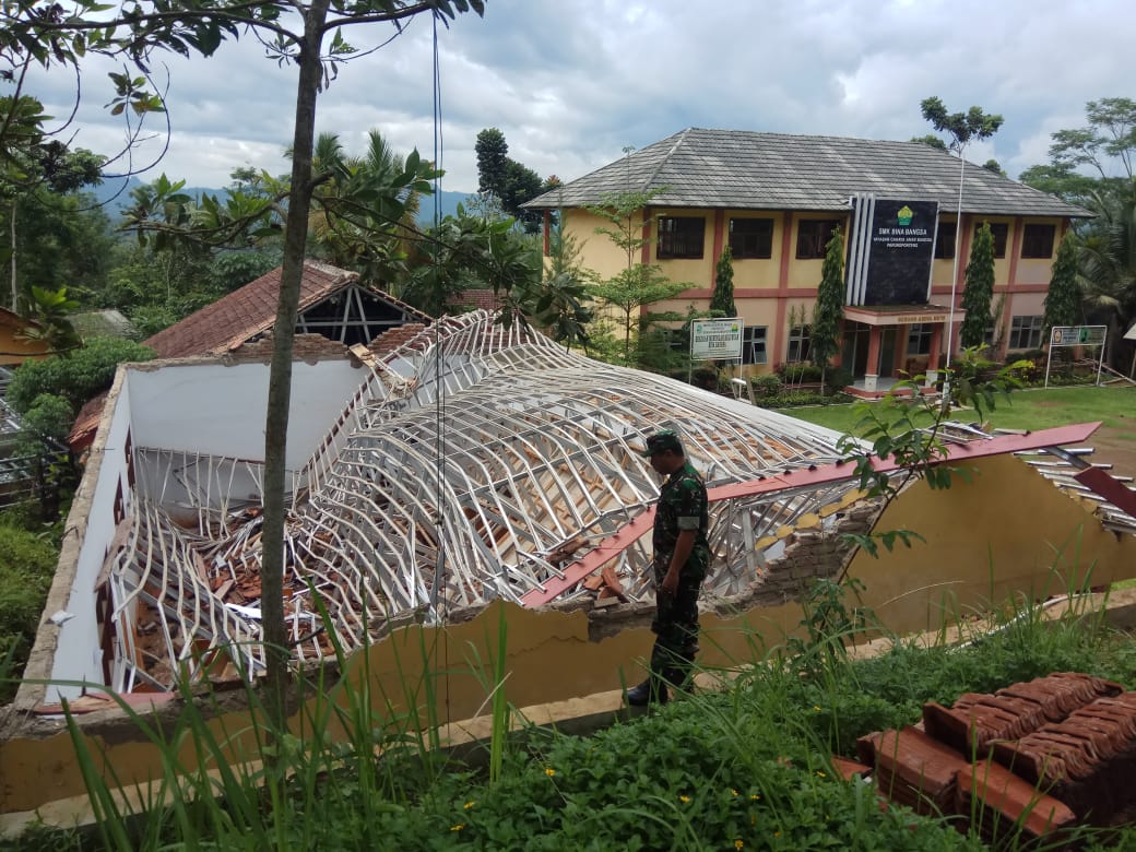 Bangunan perpustakaan sekolah SMK Bina Bangsa Kabupaten Tasikmalaya roboh akibat hujan deras 