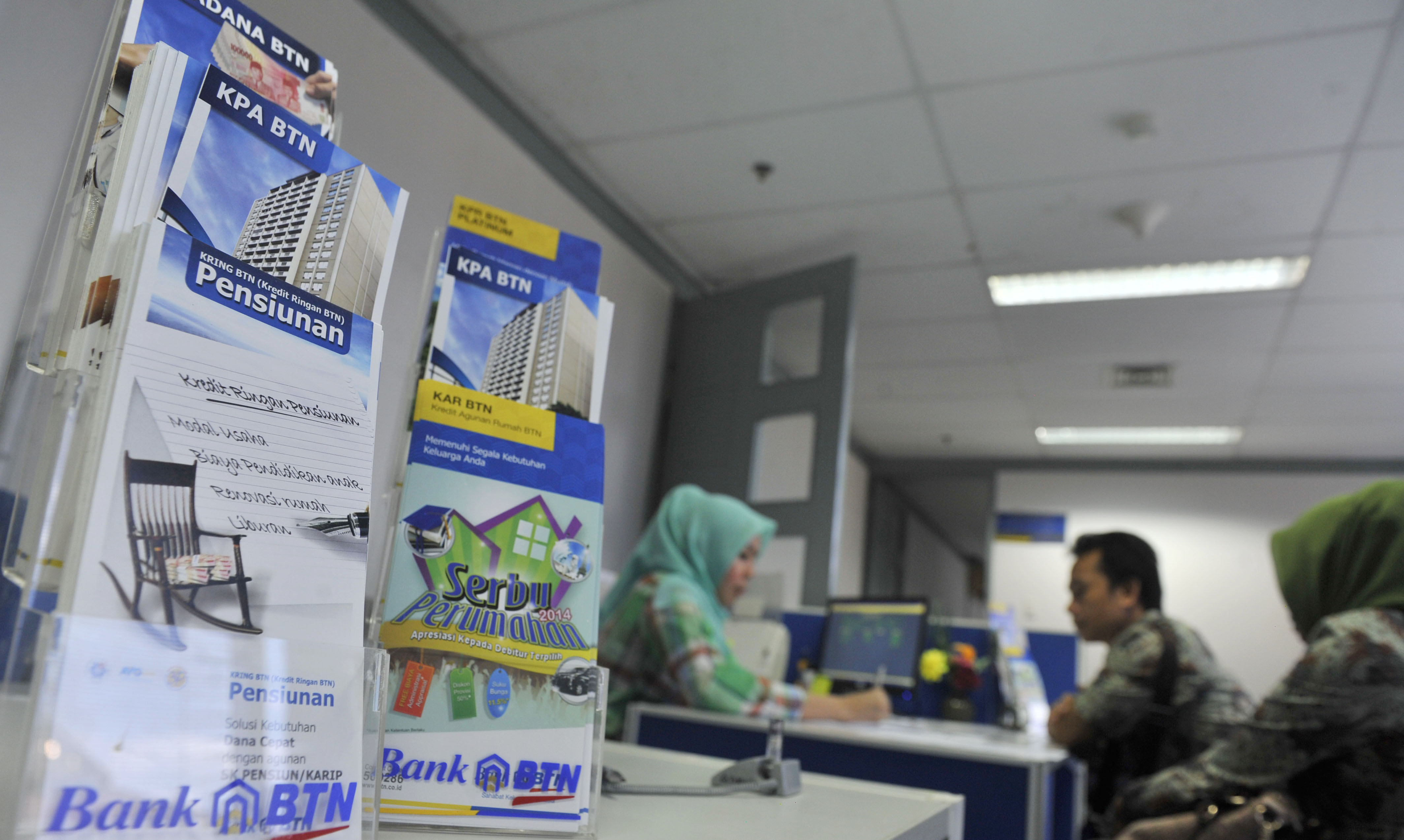  Karyawan melayani nasabah KPR BTN di kantor Bank Tabungan Negara (BTN), Jakarta