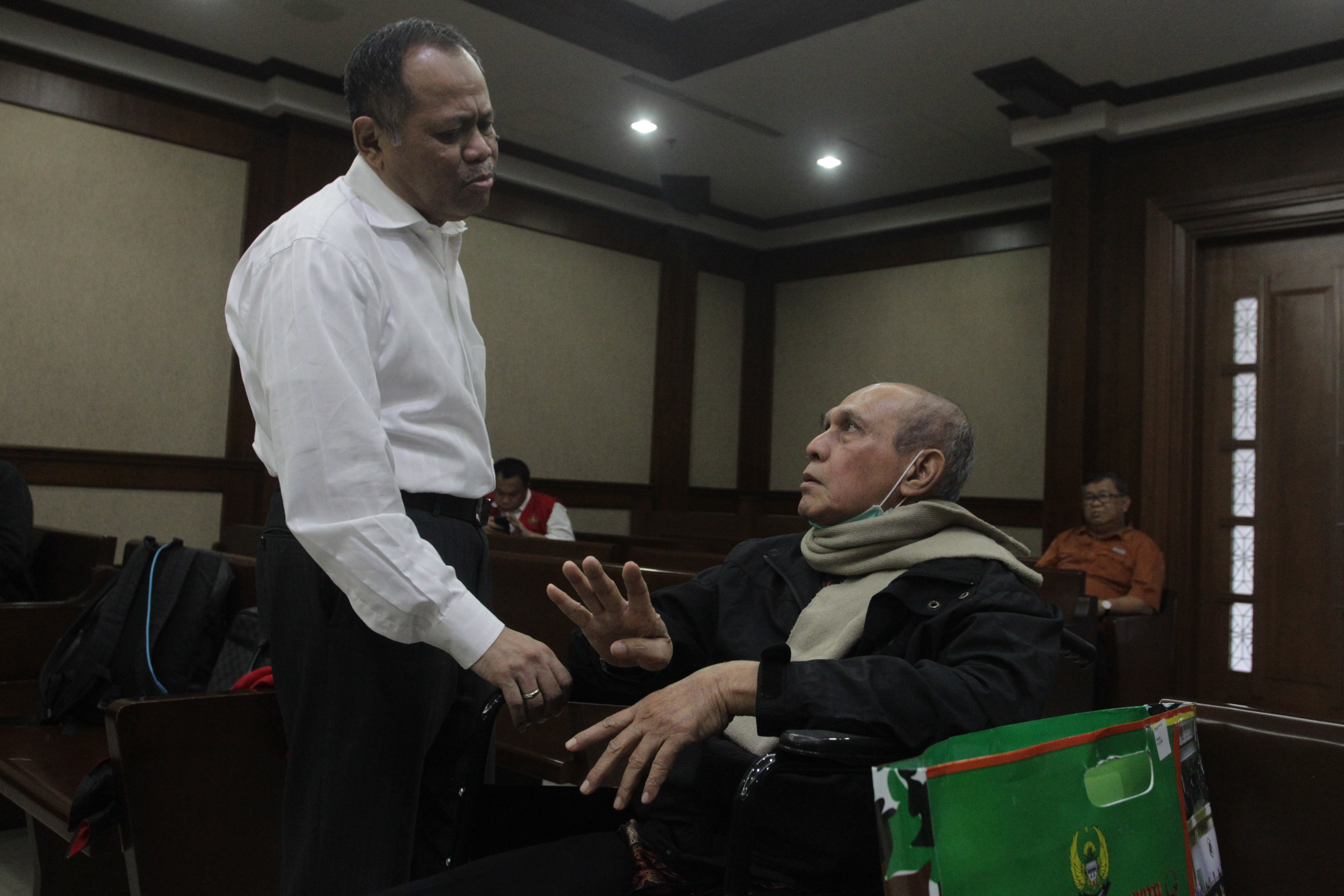  Terdakwa kasus kepemilikkan senjata ilegal dan peluru tajam Kivlan Zen (kanan) berbincang dengan Habil Marati (kiri) sebelum sidang. 