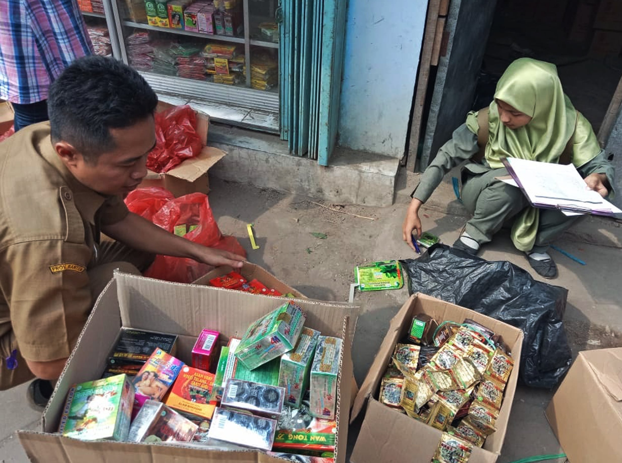 Petugas Balai POM (Pengawas Obat dan Makanan) Banten menyita sejumlah jenis jamu tradisional ilegal di Cilegon, Banten.