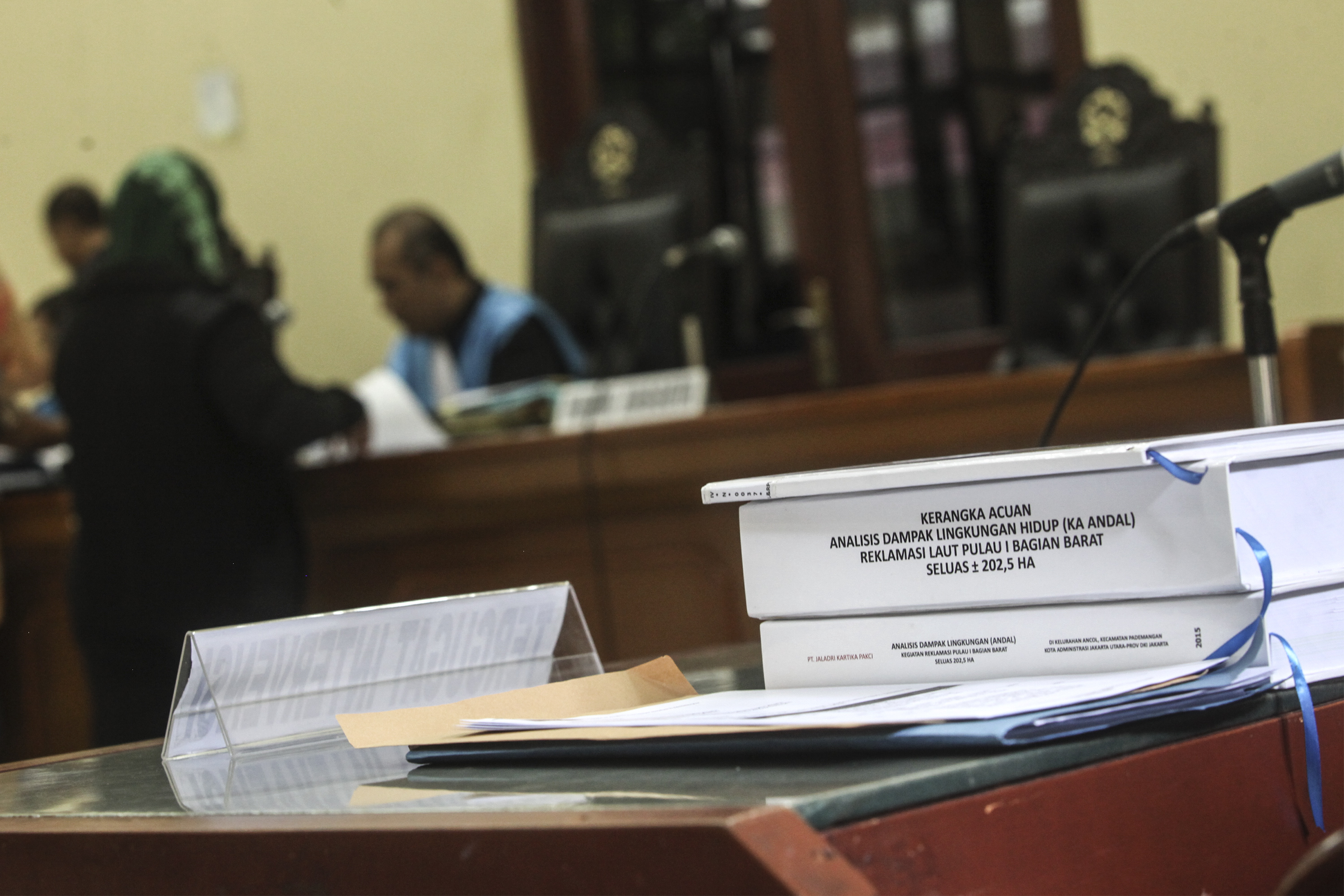 Hakim Ketua Adhi Budi Sulistyo (kanan) memimpin jalannya sidang Gugatan Reklamasi Pulau F, I dan K di PTUN Jakarta