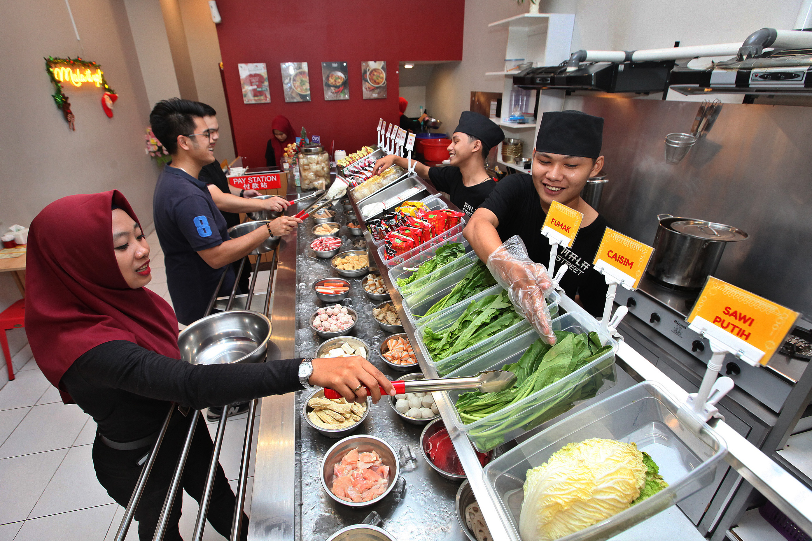 Pengunjung bisa memilih aneka bahan baku yang ingin diolah dengan dua cara, mala xiang guo atau mala tang, di Mala Street, Gading Serpong.