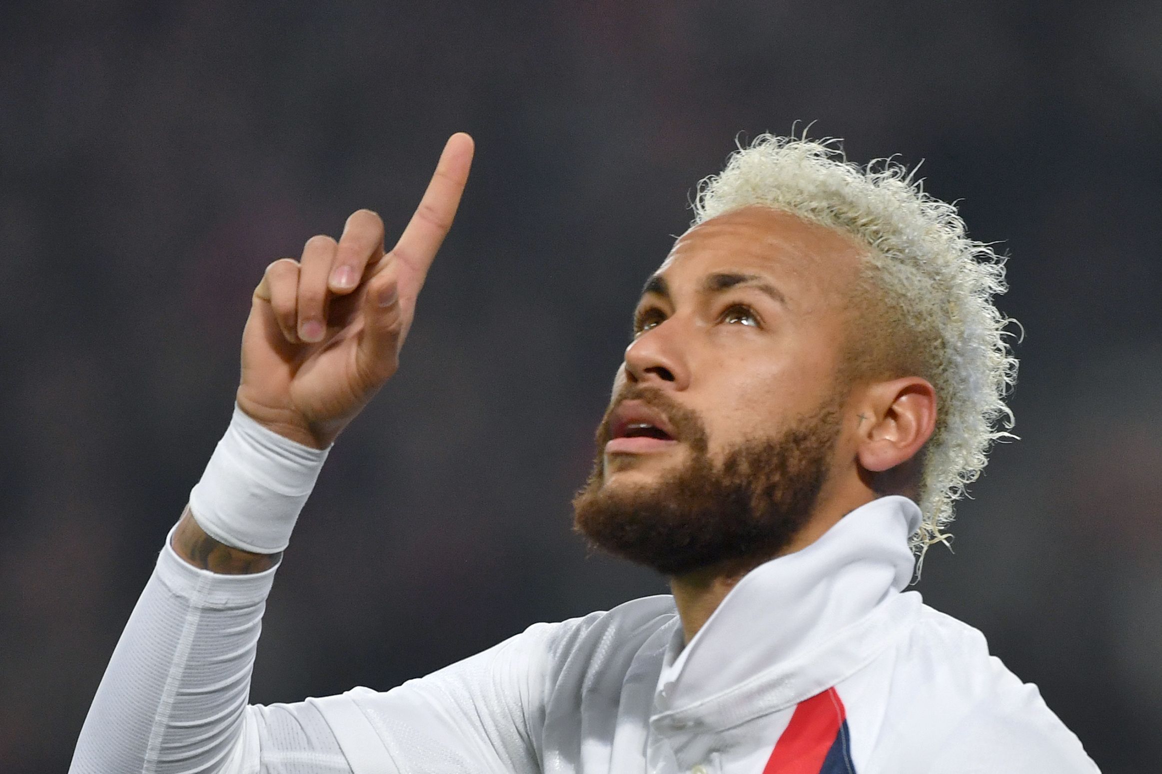 Neymar melakukan selebrasi usai mencetak gol ke gawang Lille di laga Ligue 1.