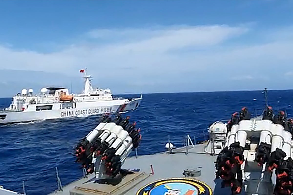  KRI Tjiptadi-381 yang beroperasi di bawah kendali Gugus Tempur Laut (Guspurla) Koarmada I menghalau kapal Coast Guard China di Laut Natuna.