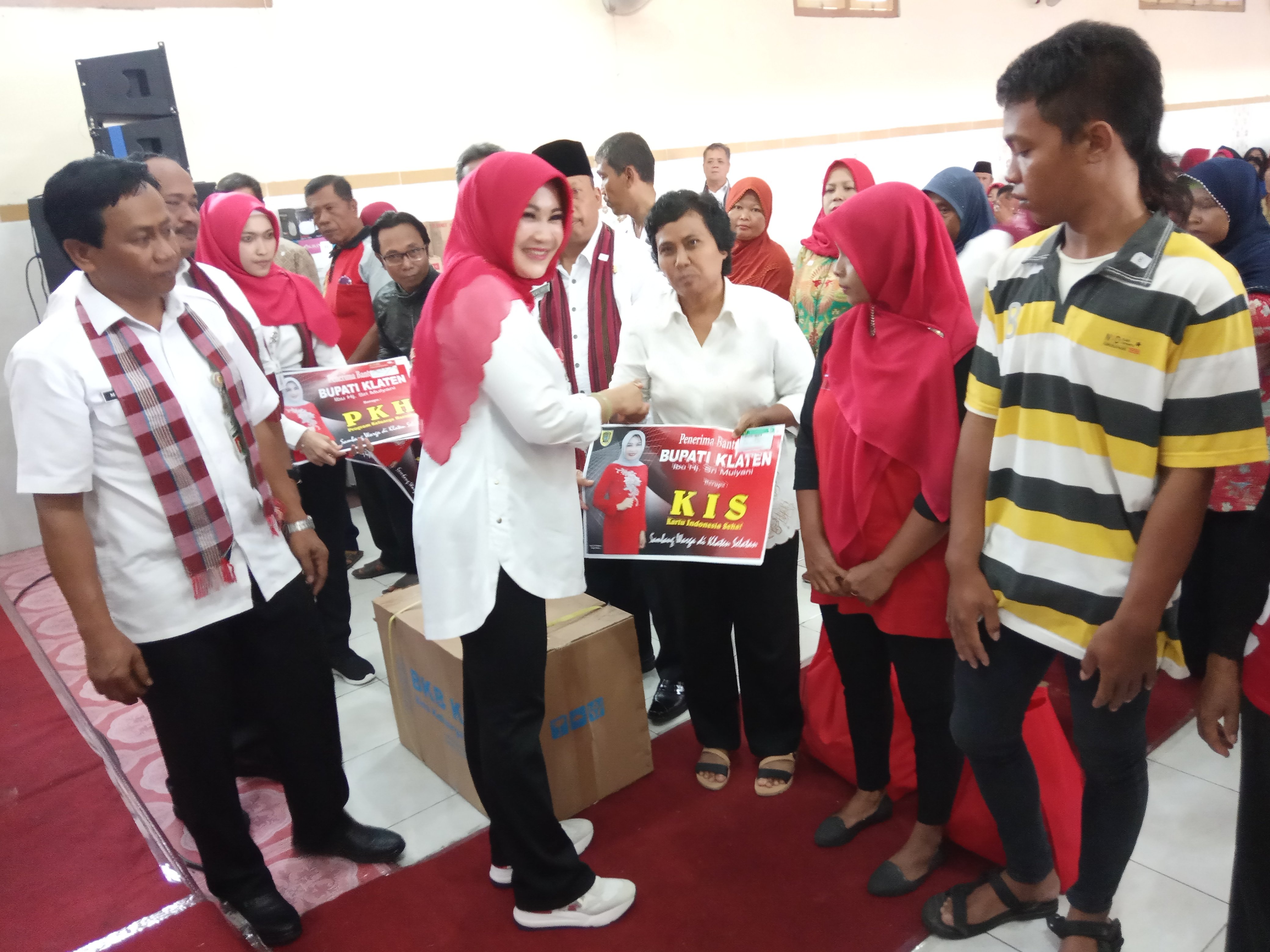 Bupati Sri Mulyani menyerahkan aneka bantuan kepada warga di wilayah Kecamatan Desa Sumberejo, Klaten selatan. 
