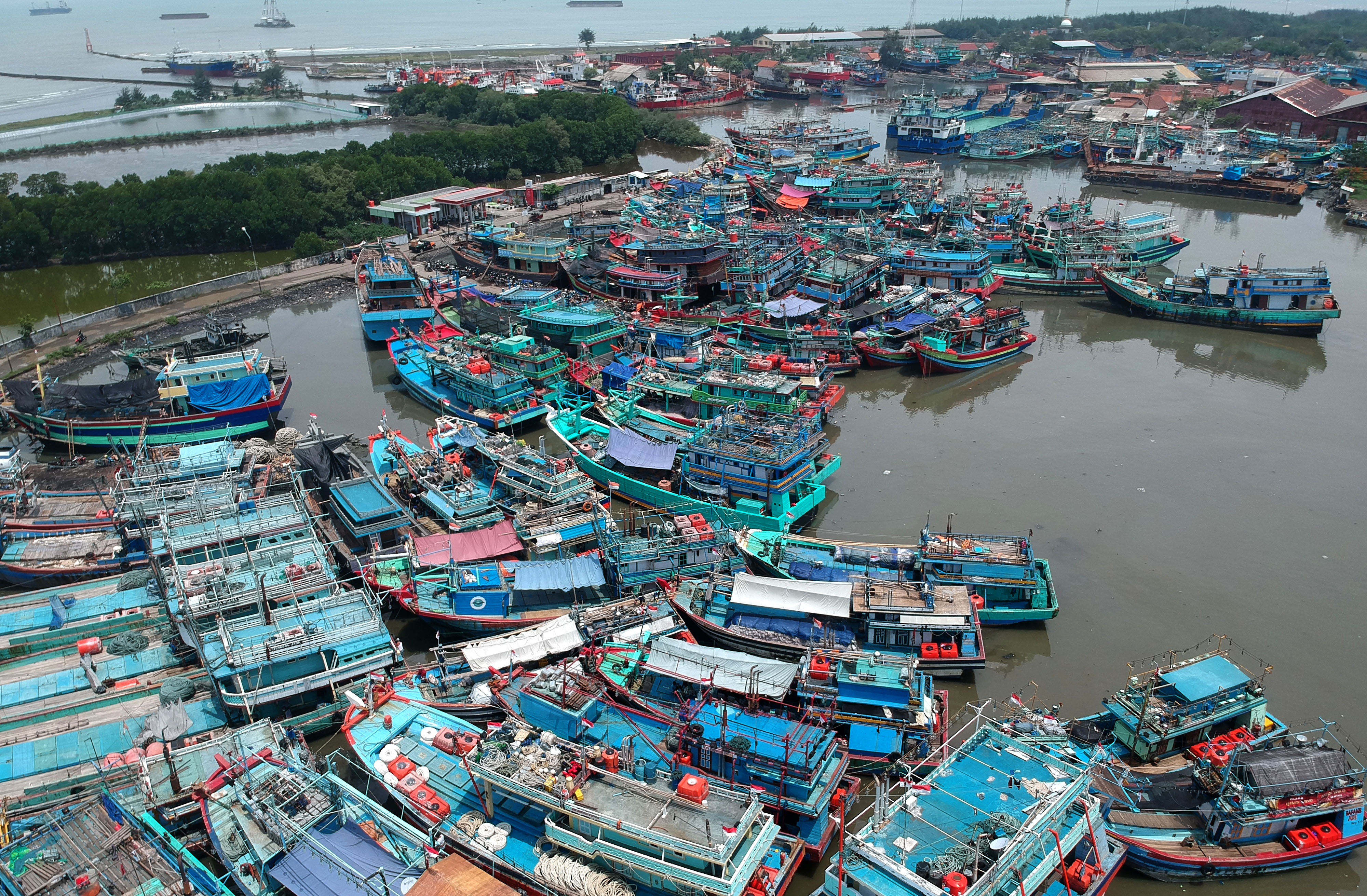  Kapal nelayan bersandar di Pelabuhan Tegal, Jawa Tengah,Rabu (8/1/2020). Mereka siap melaut mencari ikan di Kepulauan Natuna. 