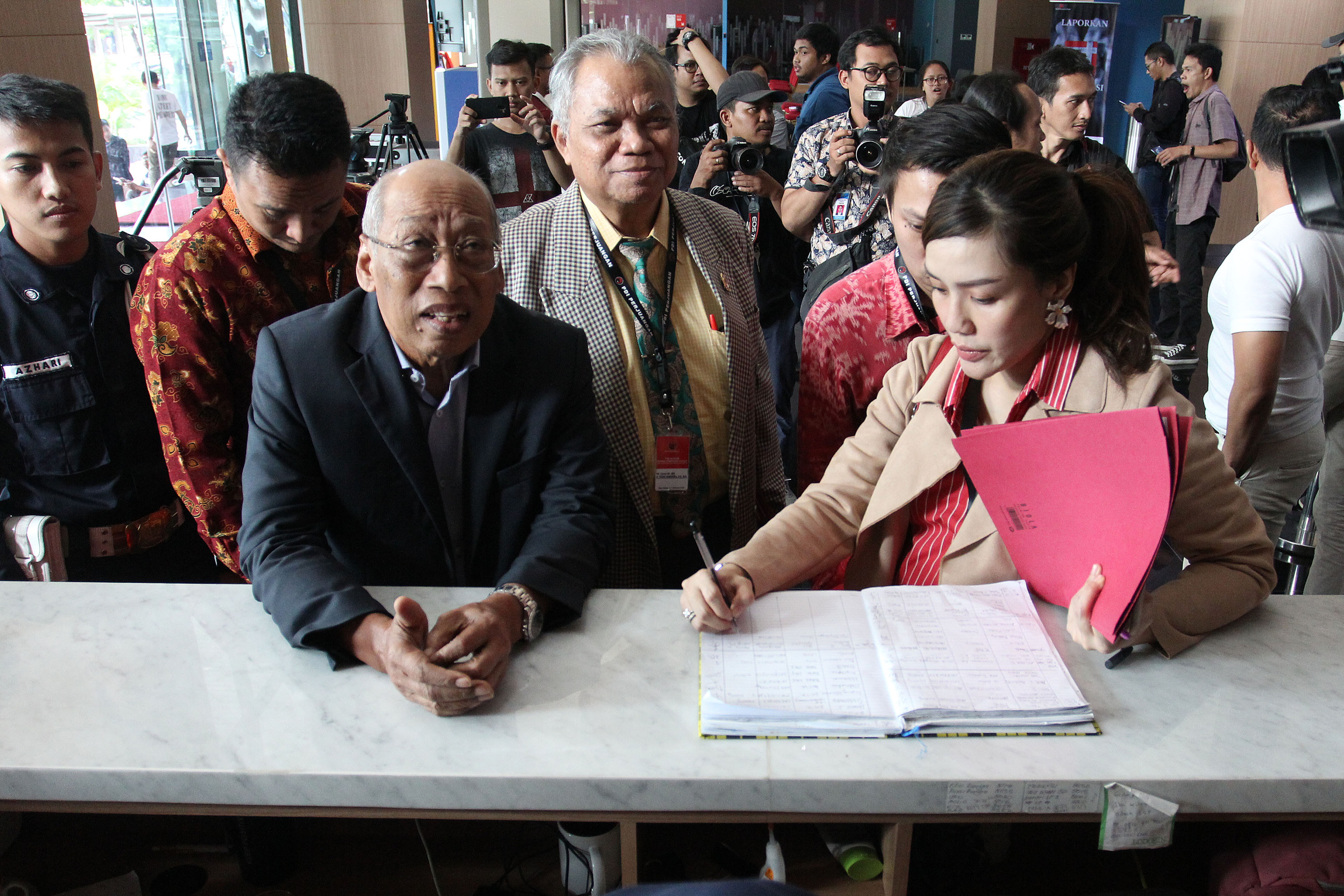 Perwakilan Tim Hukum DPP PDIP I Wayan Sudarta (kedua kiri) mendatangi Gedung Komisi Pemberantasan Korupsi.