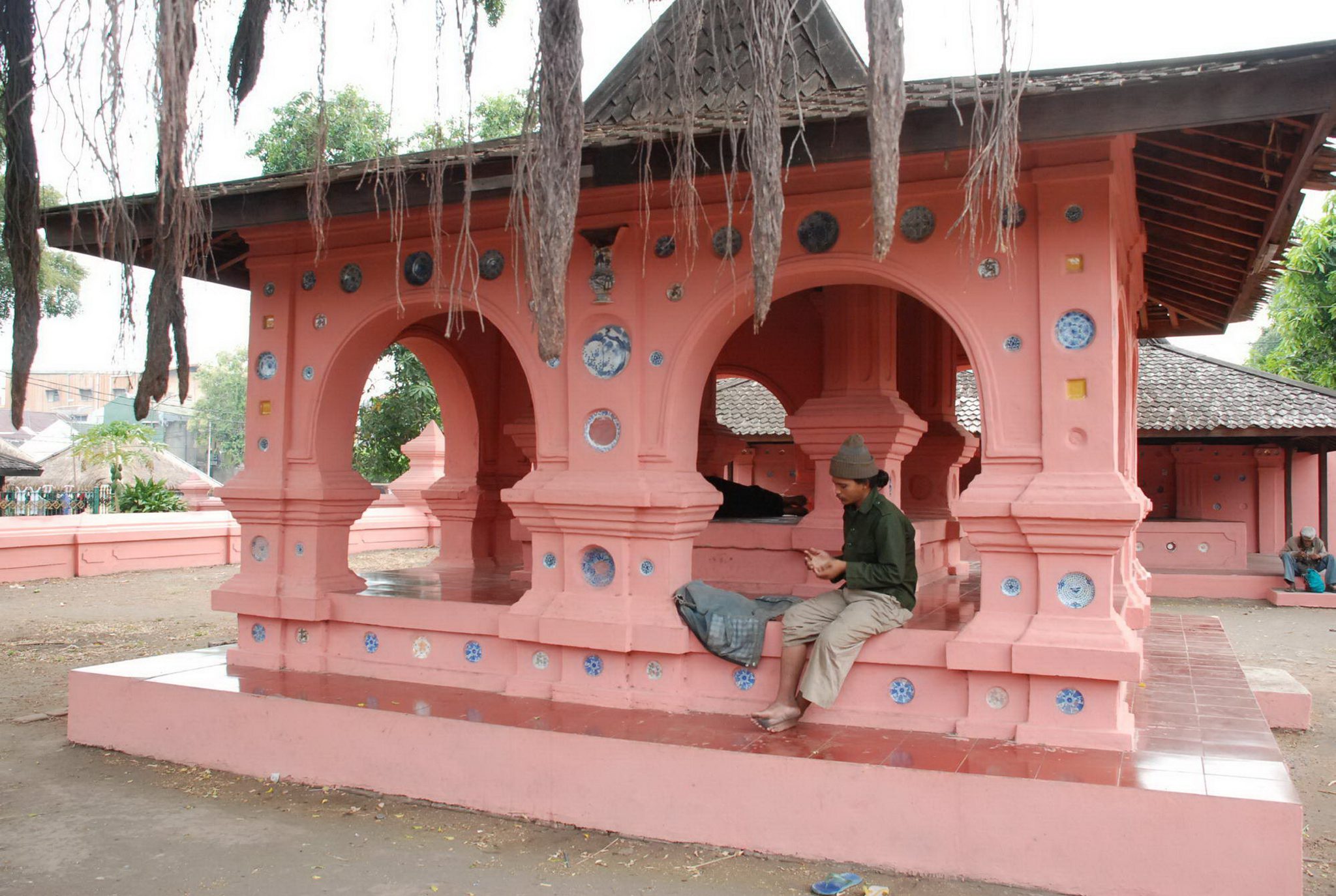  Seorang pengunjung istirahat di  bagian Siti Hinggil Kraton Kanoman, Cirebon. Pemkot Cirebon memerintahkan setiap kecamatan siaga banjir.