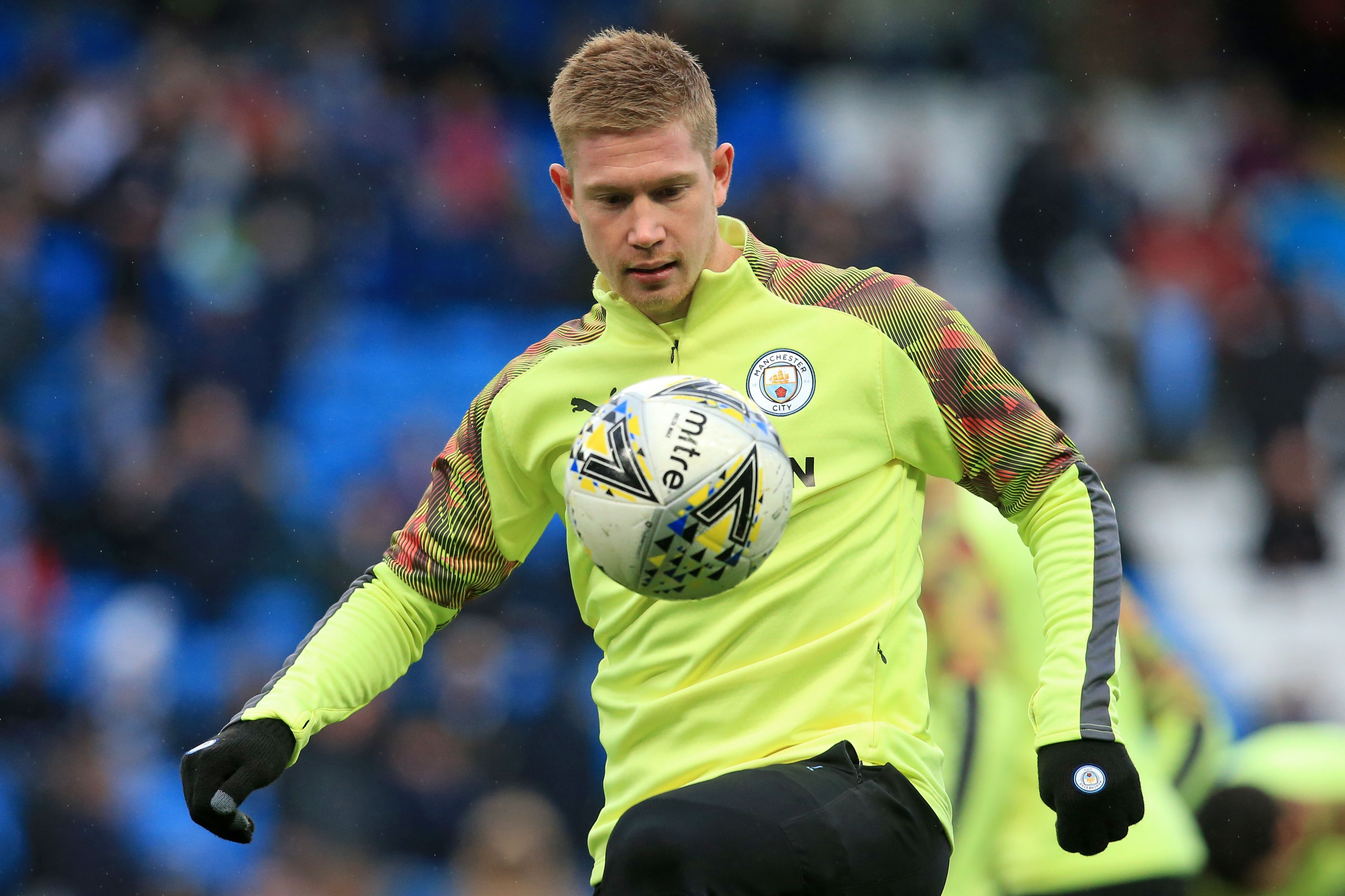 Kevin de Bruyne melakukan pemanasan menjelang laga Piala Liga antara Manchester City dan Manchester United